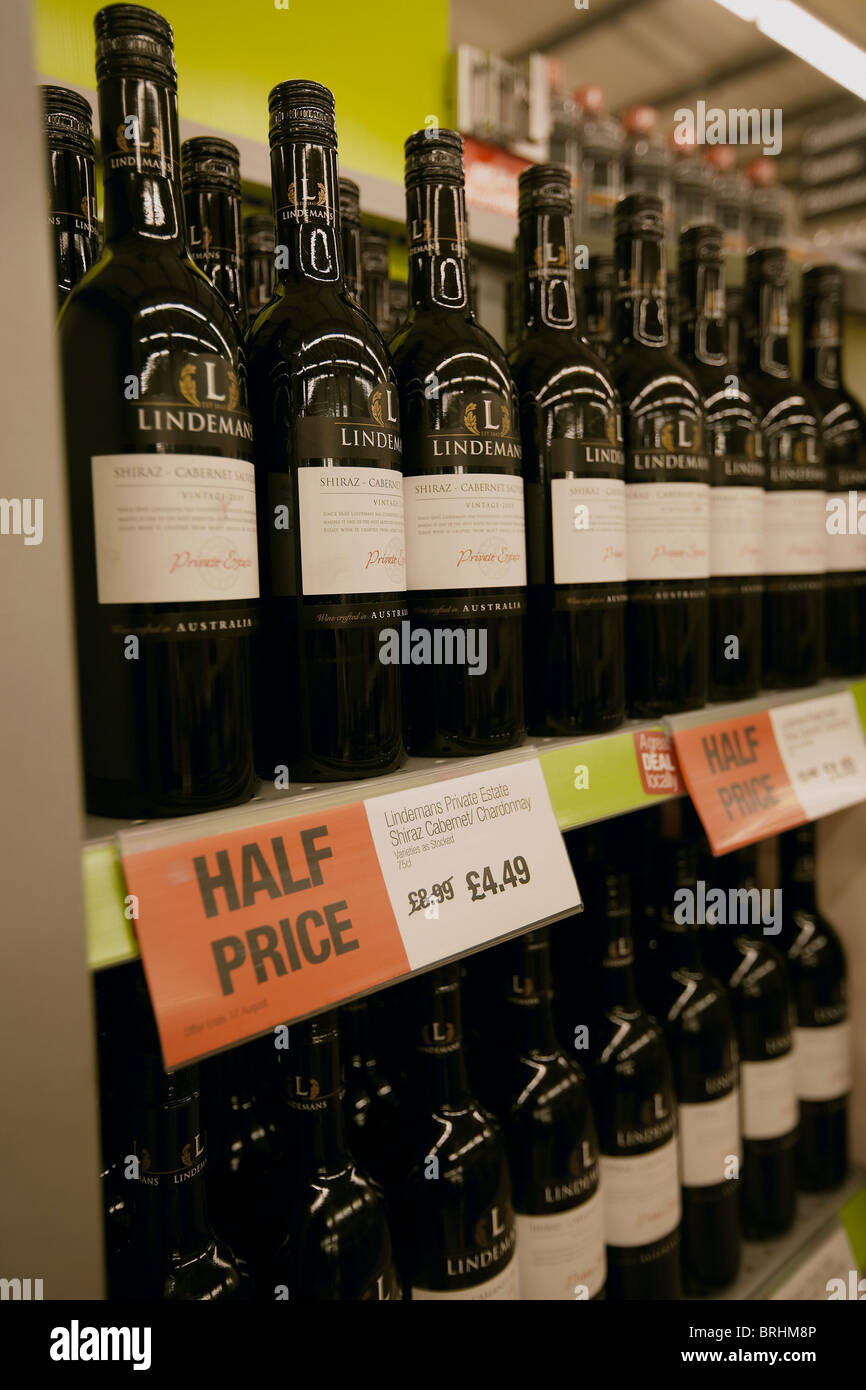 L'alcool bon marché la moitié du prix des bouteilles de vin à vendre à une  supermarker, UK Photo Stock - Alamy