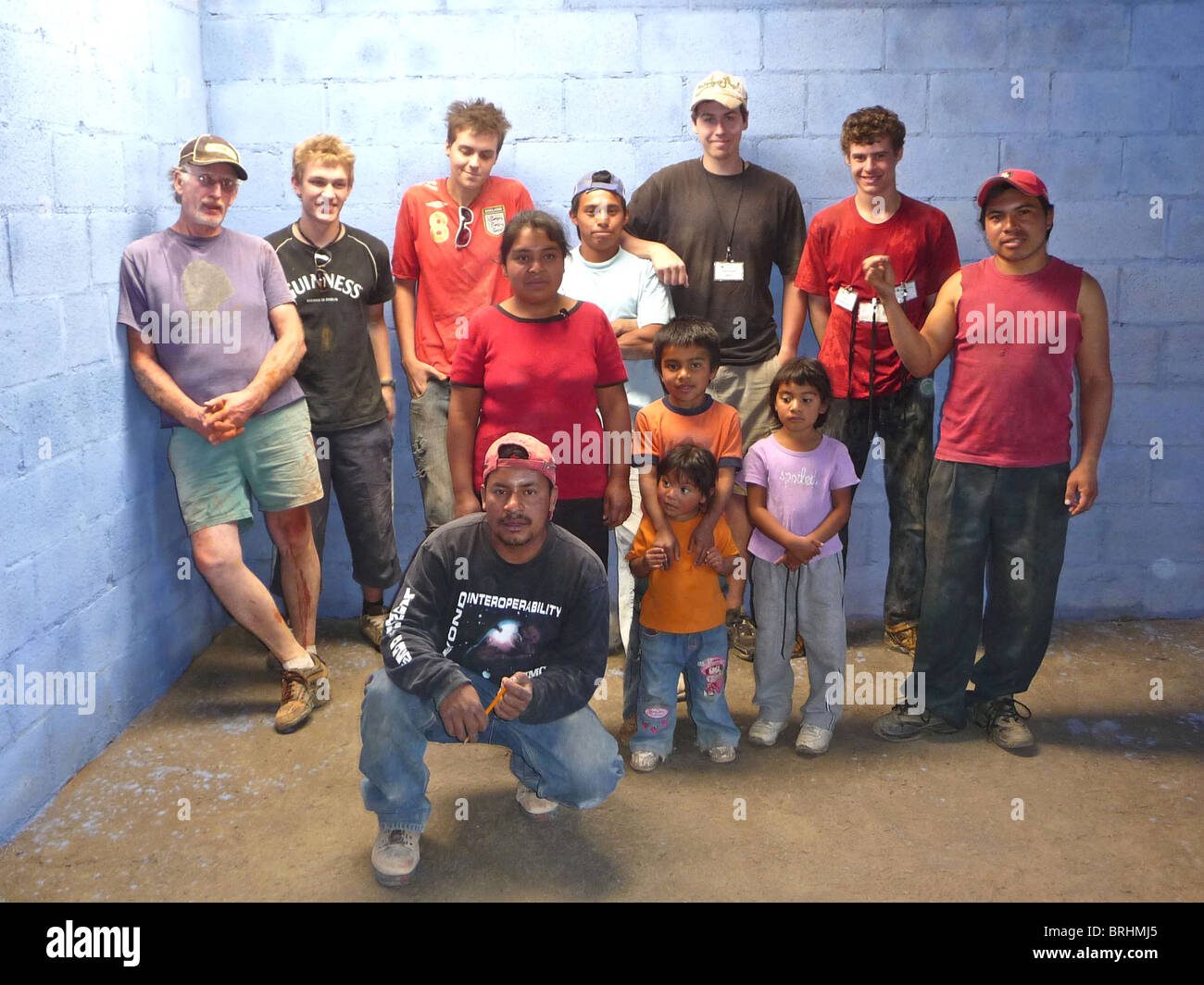 Les bénévoles y compris de nombreuses année étudiants du Royaume-Uni passer du temps à travailler au Guatemala pour l'organisme de bienfaisance "des maisons aux homes' Banque D'Images