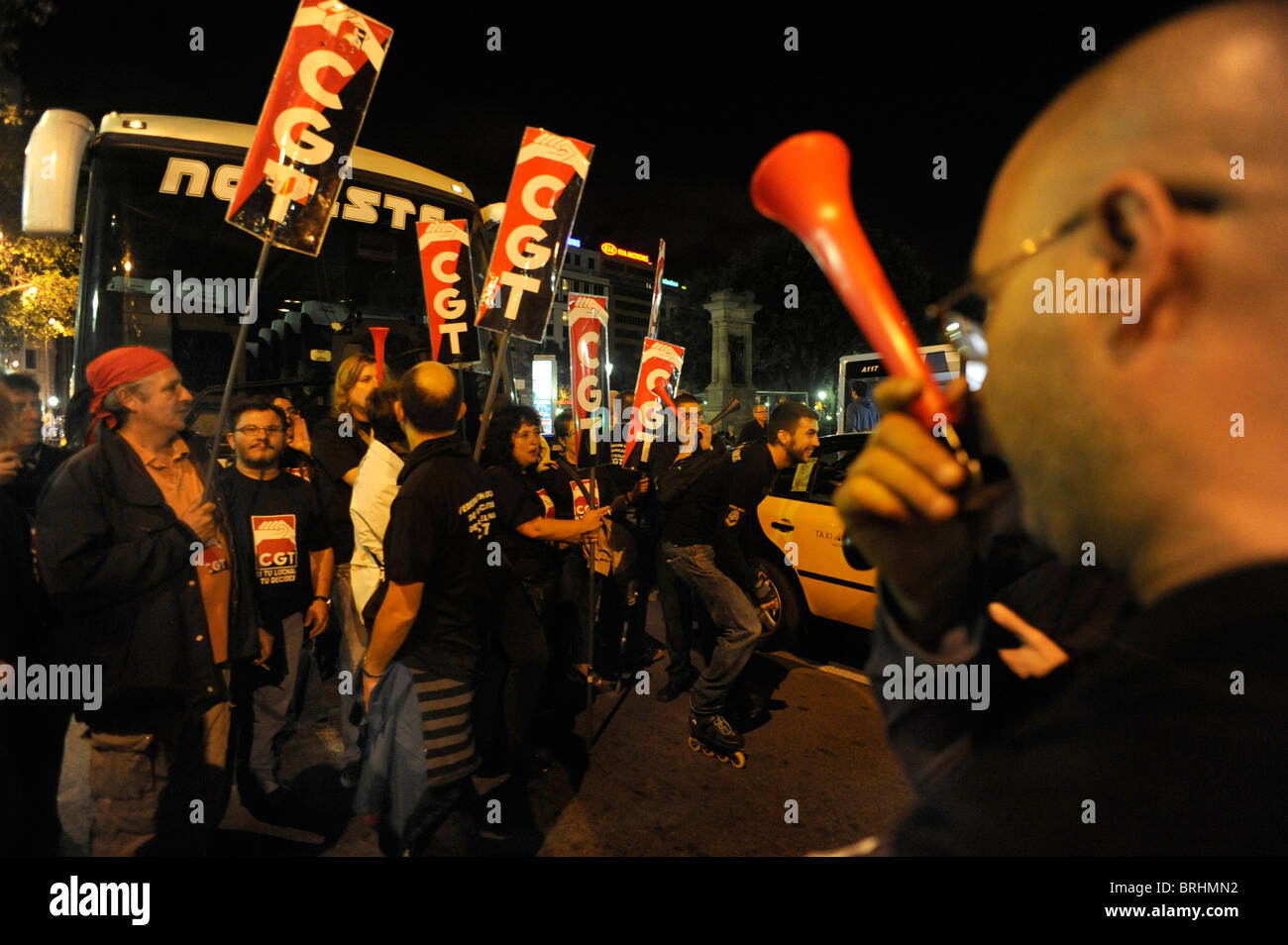 Membres de la cgt , formant un piquet au centre-ville de Barcelone la nuit avant la grève générale en Espagne. Banque D'Images