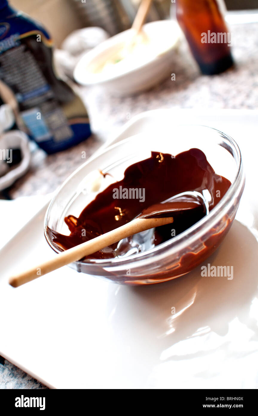 Un bol de sauce au chocolat dans la cuisine Banque D'Images