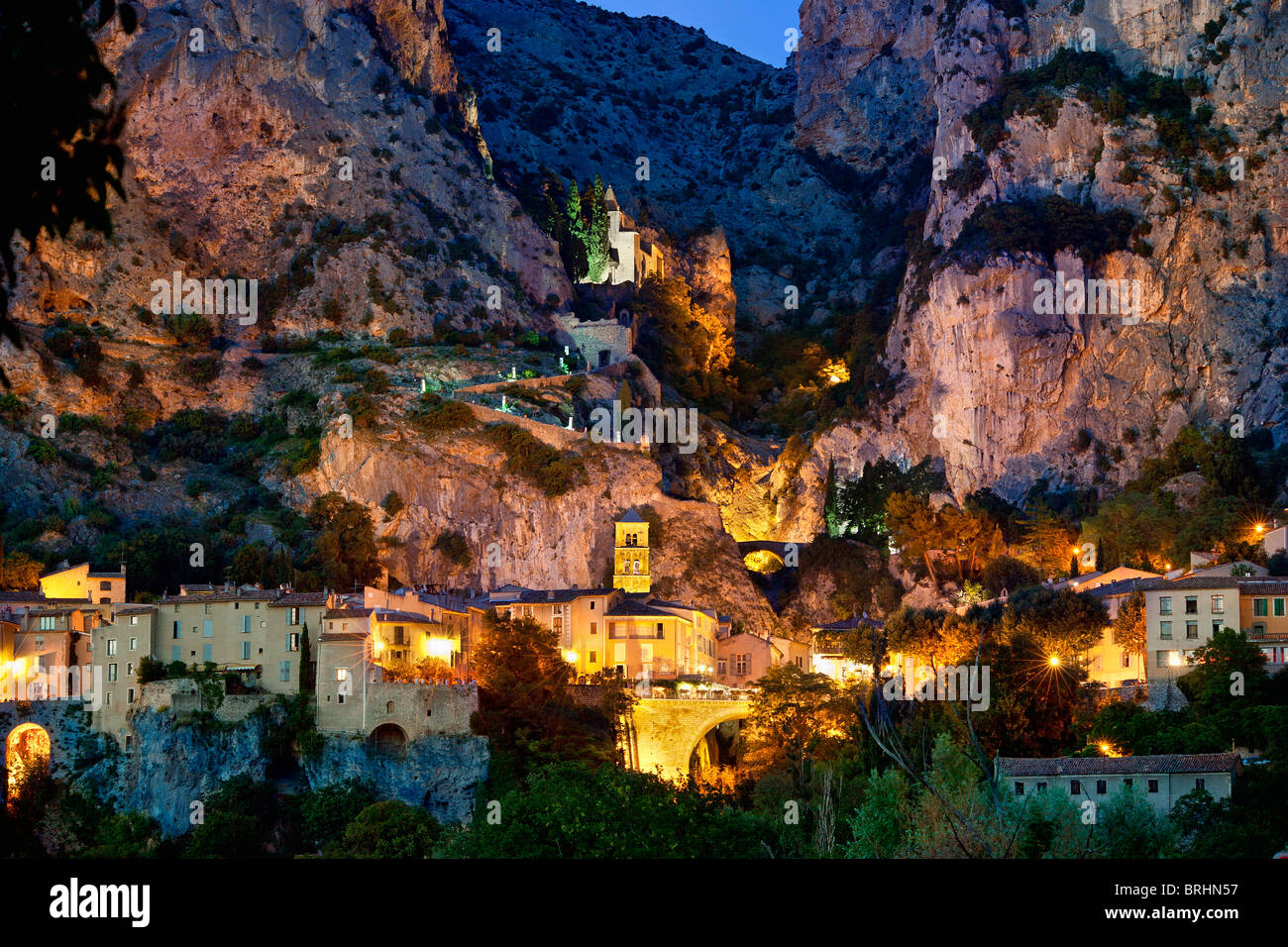 Alpes De Haute Provence Le Village De Moustiers Sainte Marie Photo alpes-de-haute-provence-le-village-de-moustiers-sainte-marie-photo