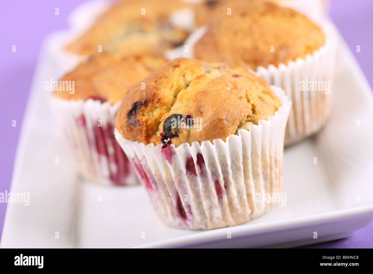 Muffins muffins pains pain fait maison au four doux délicieux frais collation dessert framboise fruits pourpre rouge blackberry bleuets plat Banque D'Images
