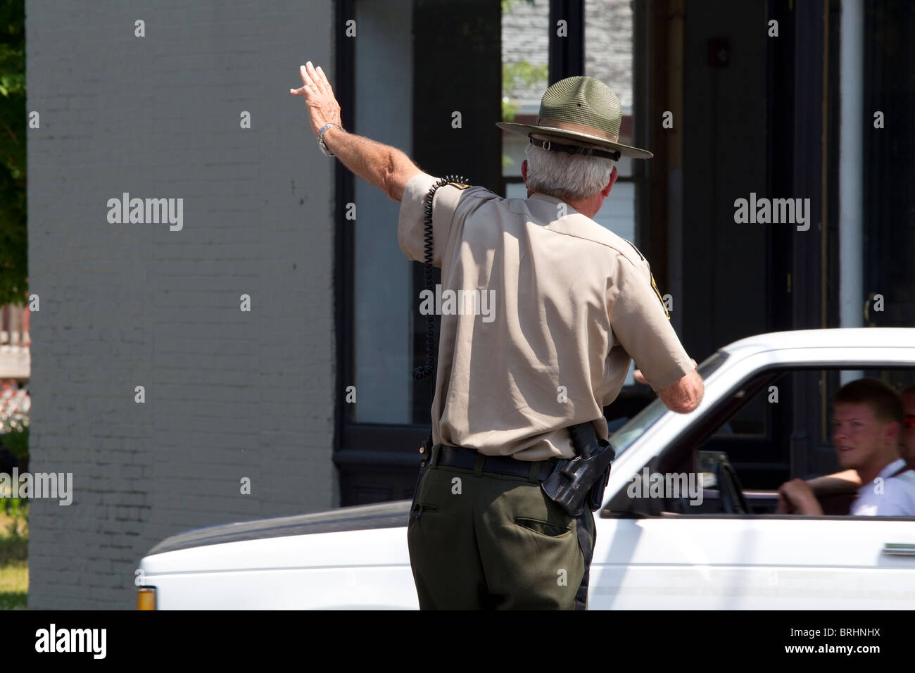 Policier, agent de police, state trooper, sheriff dirige le trafic dans Street Banque D'Images