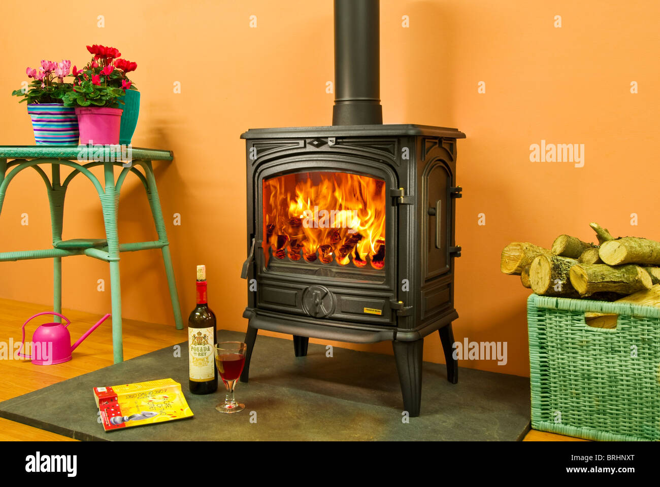 Franco Belge un poêle à bois dans un intérieur cosy avec bouteille de — free download