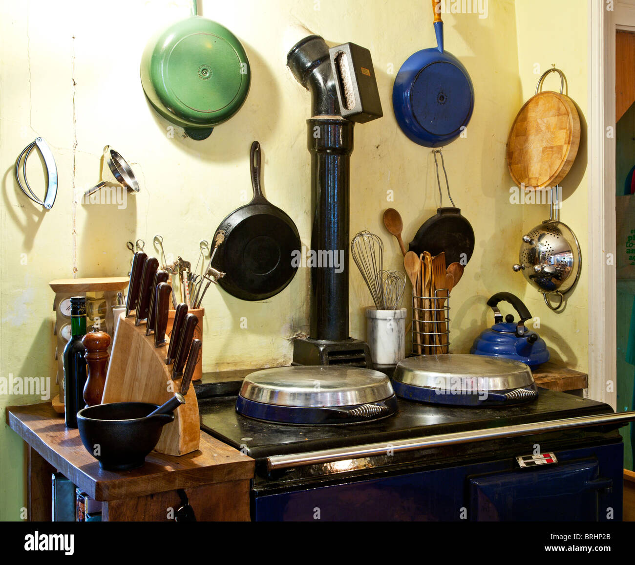 Un coin d'un style campagne anglaise cuisine avec un Aga ou la plage et les casseroles et ustensiles de cuisine Banque D'Images