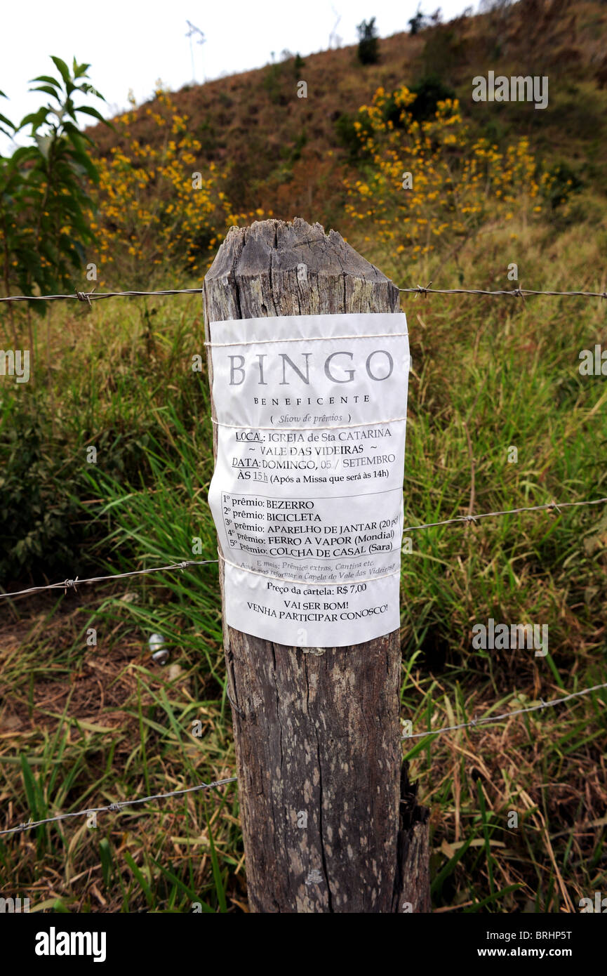 Poster pour le Bingo sur le bord de la route dans les montagnes près de Petropolis Brésil Banque D'Images