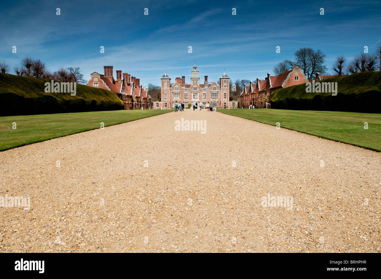 Paysage de demeure seigneuriale avec ciel bleu, herbe verte Banque D'Images