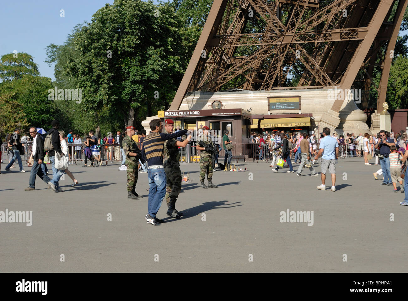 Forces militaires français parmi les touristes à l'Amérique du pied de la Tour Eiffel, Paris, France. Banque D'Images