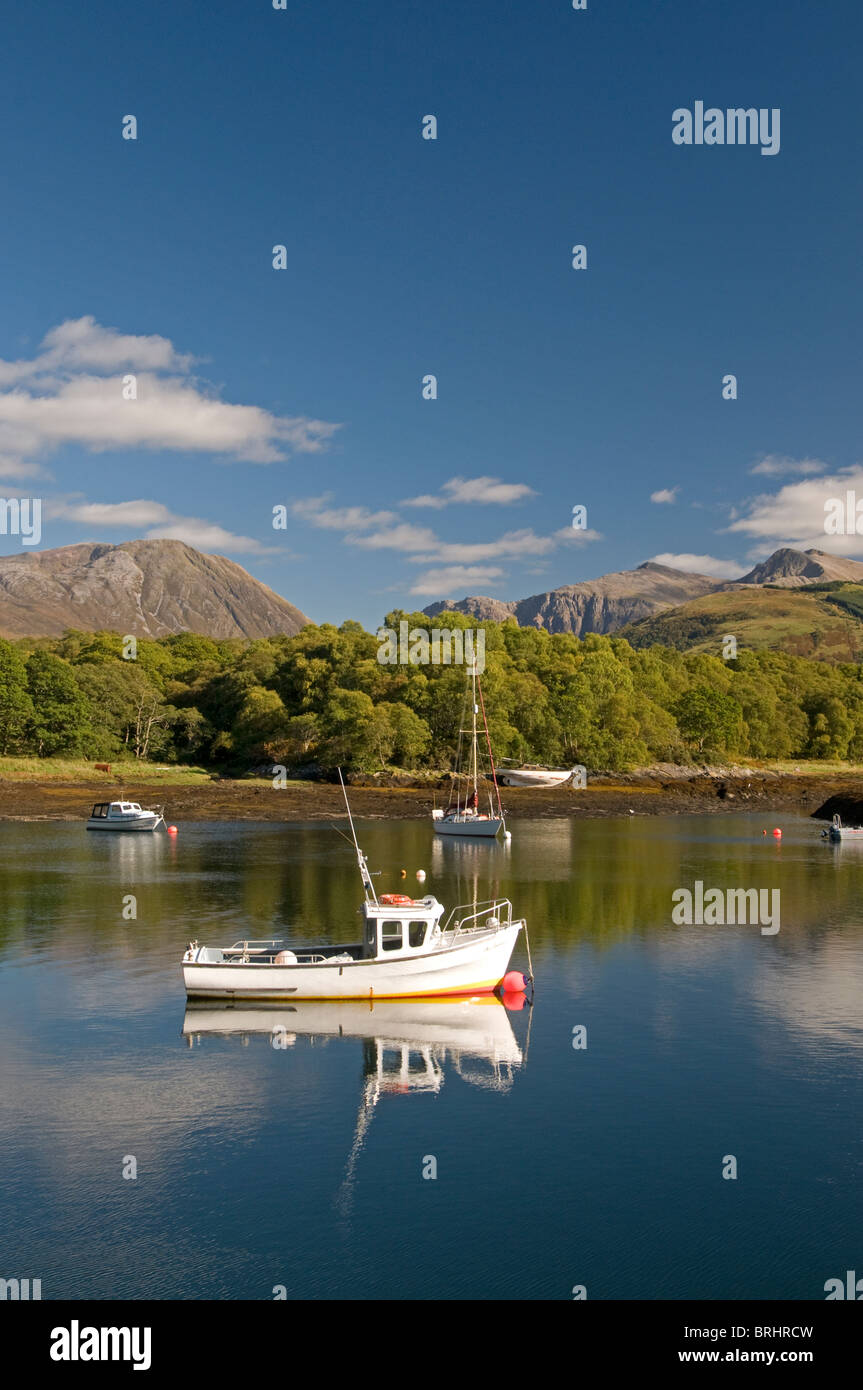 Le bateau yacht de l'abri et l'amarrage à Bishop's Bay, le Loch Leven, North Ballachulish, région des Highlands. L'Écosse. 6808 SCO Banque D'Images