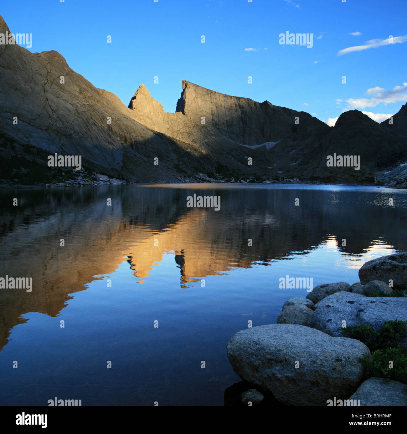 Clocher de réflexion et à l'Est de Pointe à Pointe du Temple lac profond, de montagnes de Wind River, Wyoming Banque D'Images