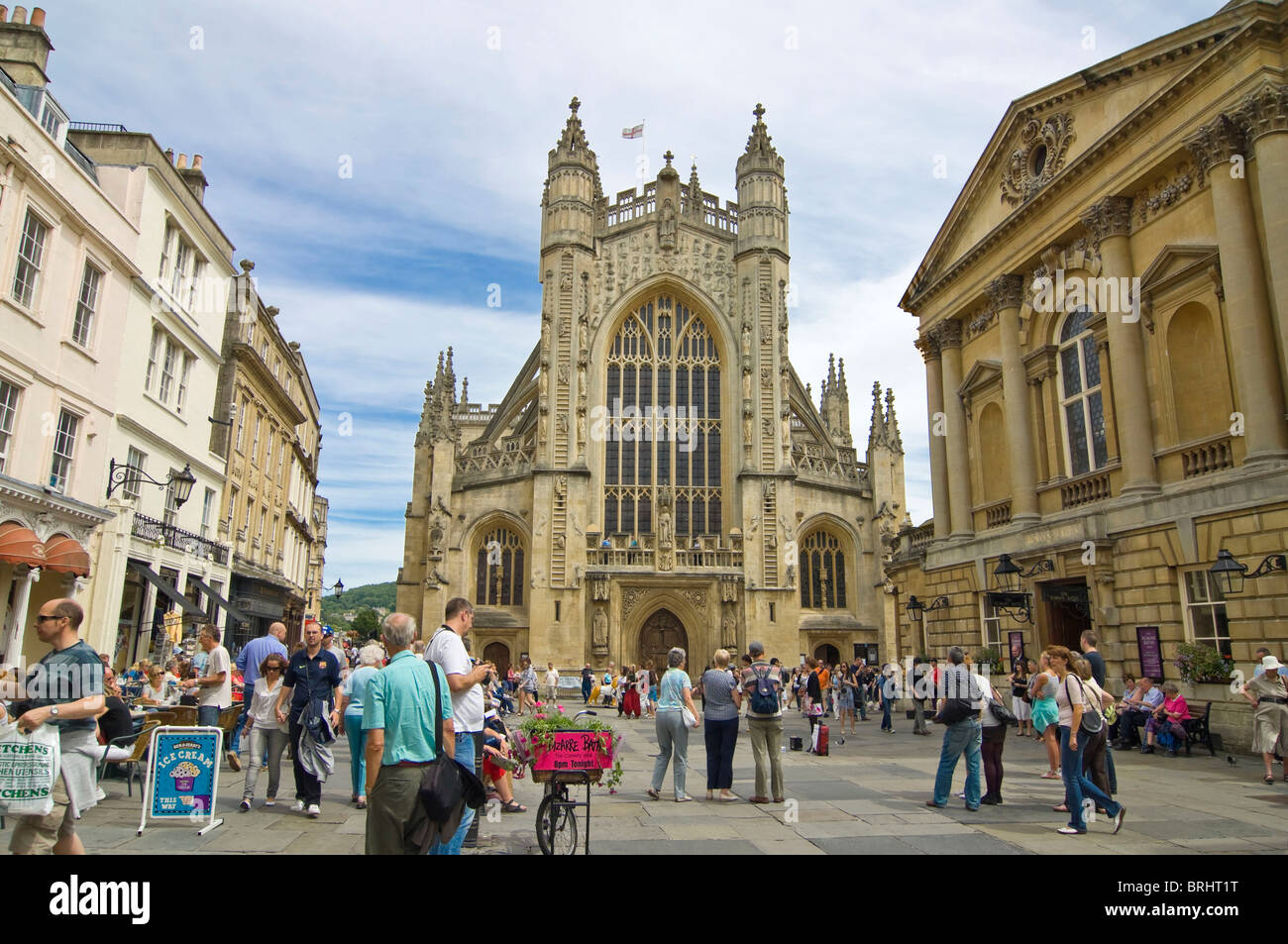 Grand angle horizontal de la façade de l'abbaye de Bath avec des foules de touristes et personnes marchant passé au soleil Banque D'Images