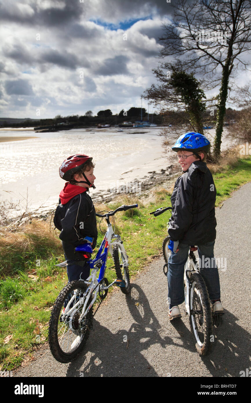 Les jeunes cyclistes sur le Tarka Trail National Cycle Route 27 à Ilfracombe, Devon, UK Banque D'Images