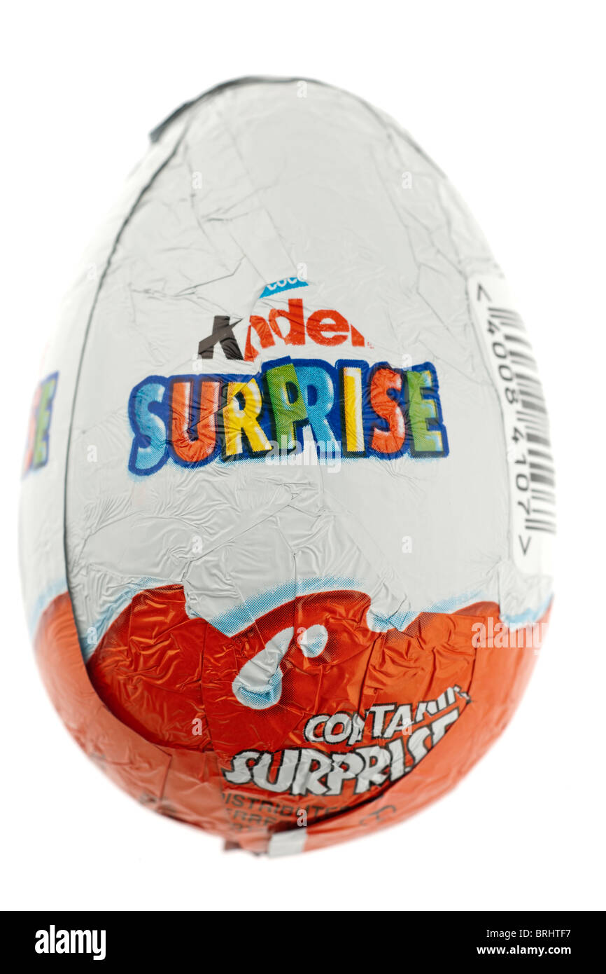 Oeuf en chocolat Kinder Surprise à l'intérieur de sa cape Banque D'Images