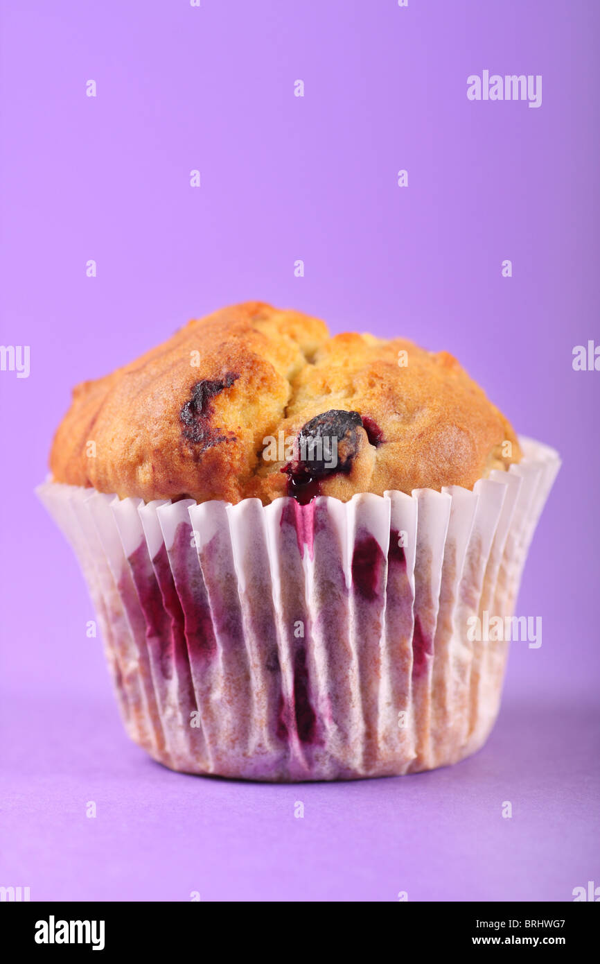 Des délicieux fruits d'été, muffin contient des bleuets, framboises et mûres Banque D'Images