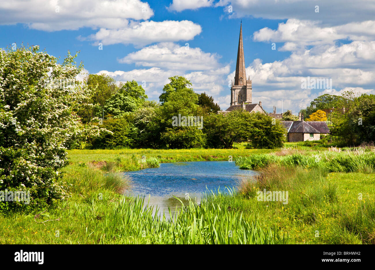 Vue d'été à Meadow et rivière Windrush à St John the Baptist Church à Cotswold ville de Burford, Oxfordshire, England, UK Banque D'Images