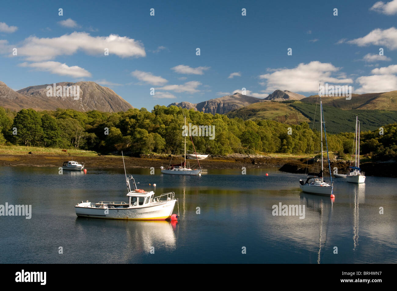 Le bateau yacht de l'abri et l'amarrage à Bishop's Bay, le Loch Leven, North Ballachulish, région des Highlands. L'Écosse. 6807 SCO Banque D'Images