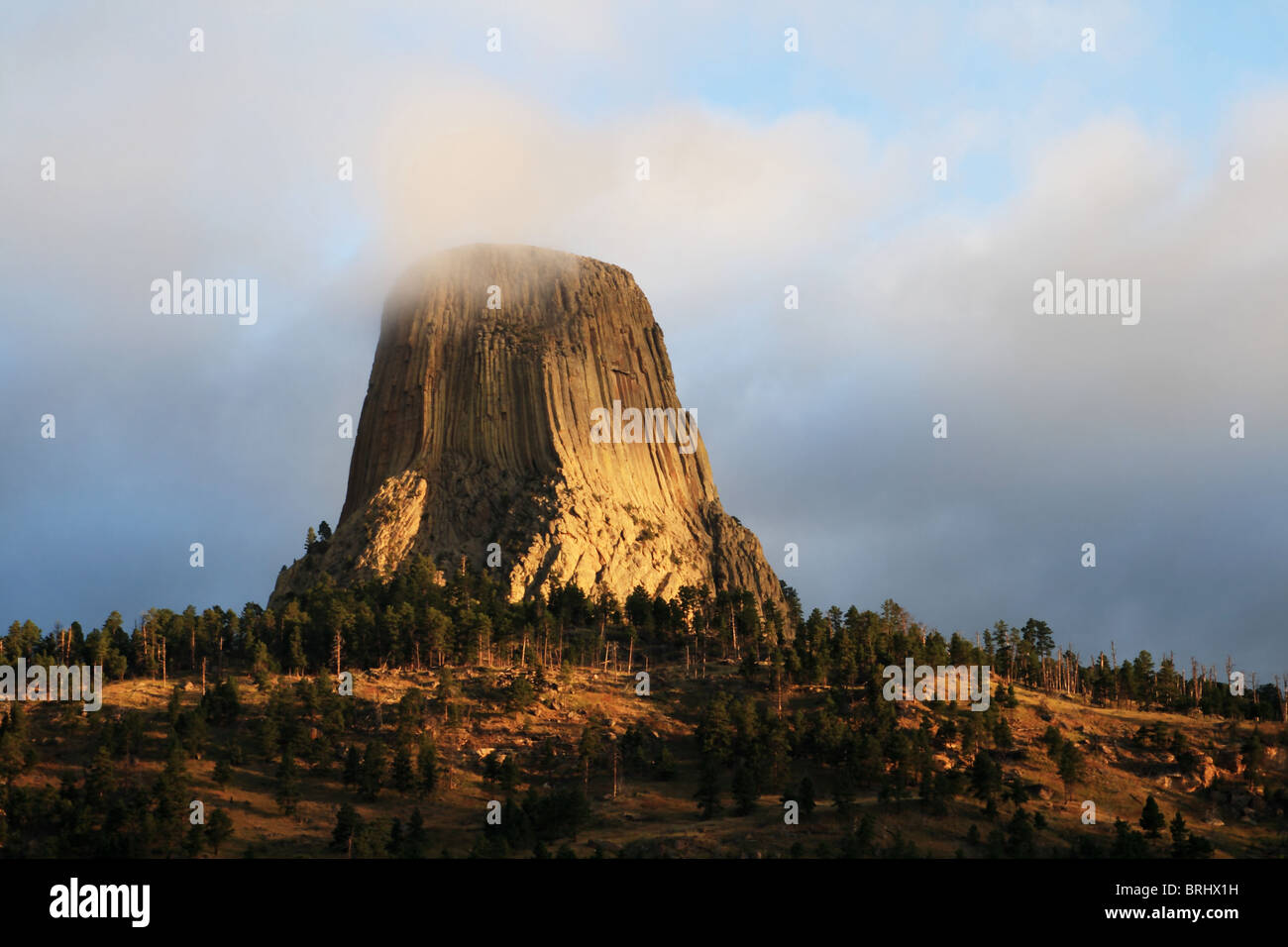 Les nuages bas cacher le haut de Devils Tower tôt le matin Banque D'Images