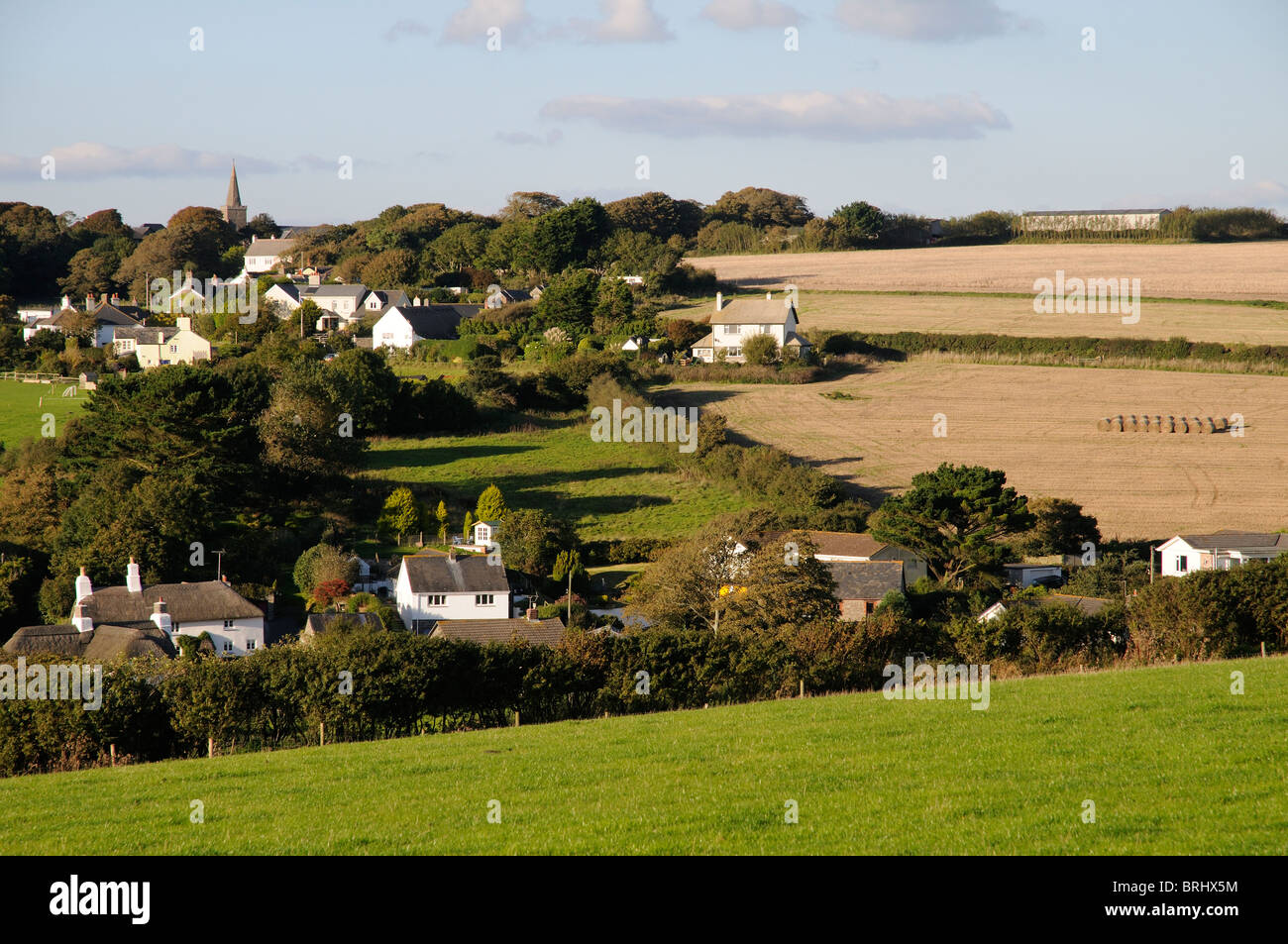 Petit village de Bigbury situé sur une colline dans le sud du Devon England UK Banque D'Images