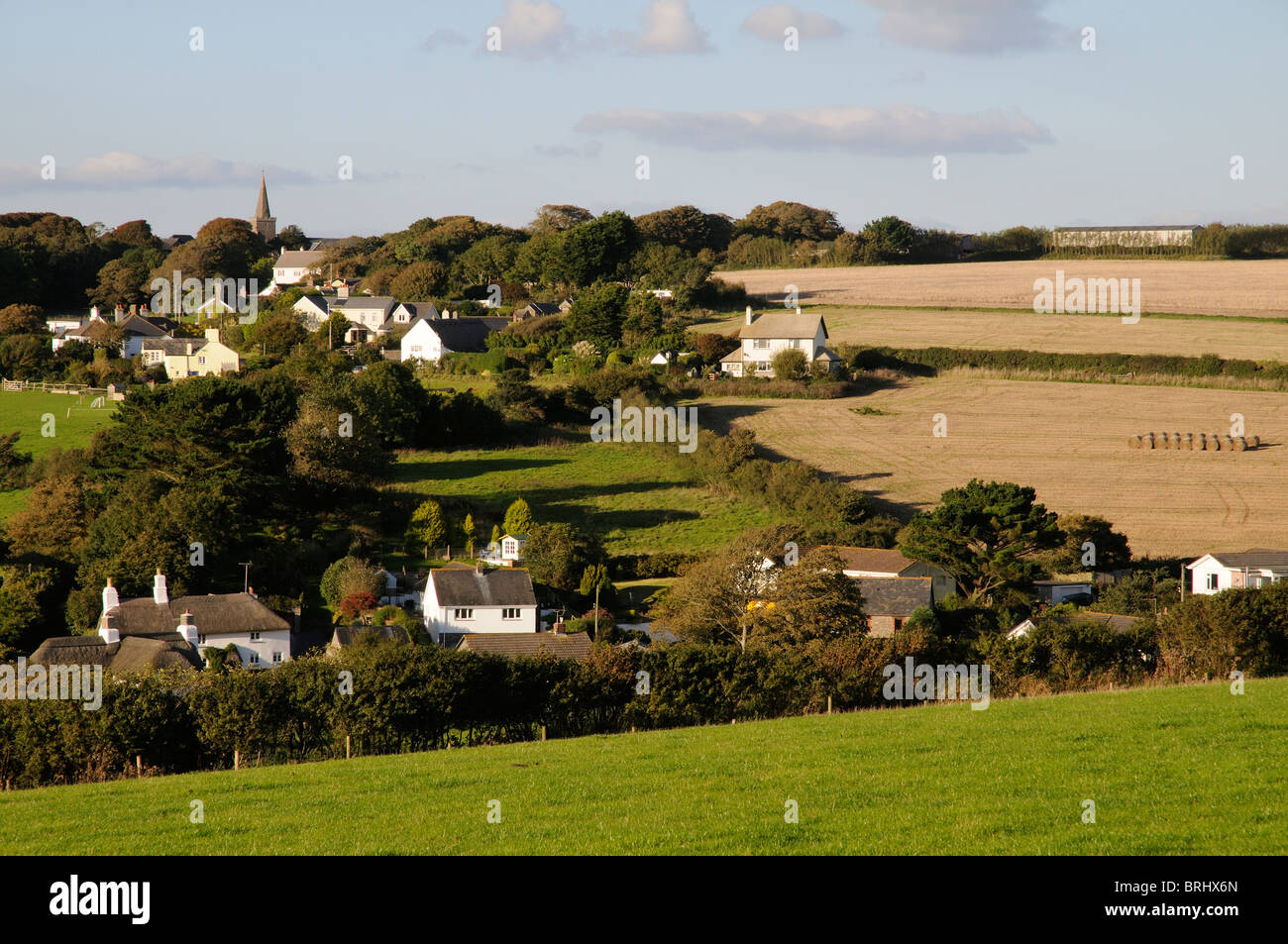 Petit village de Bigbury situé sur une colline dans le sud du Devon England UK Banque D'Images