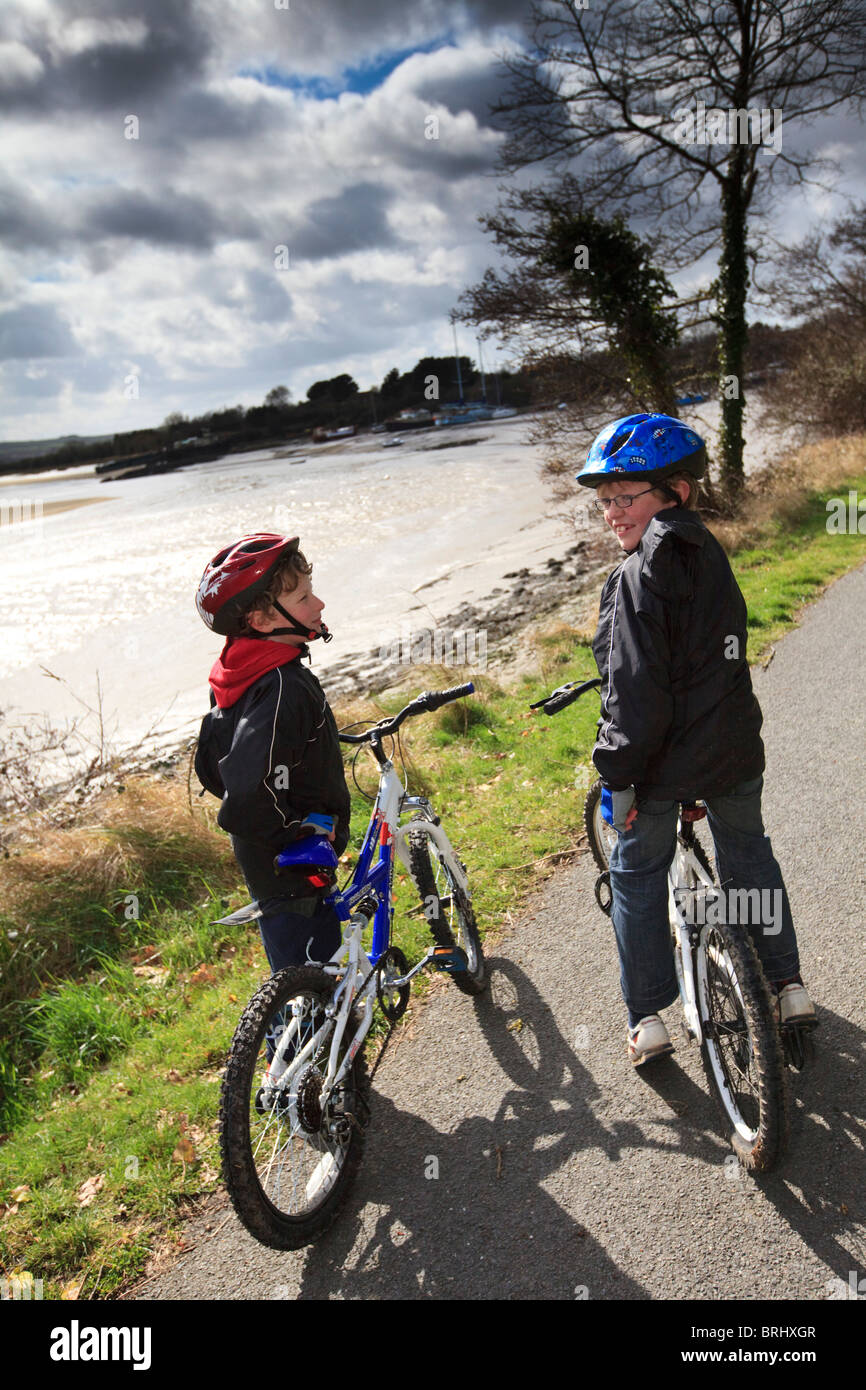 Les jeunes cyclistes sur le Tarka Trail National Cycle Route 27 à Ilfracombe, Devon, UK Banque D'Images