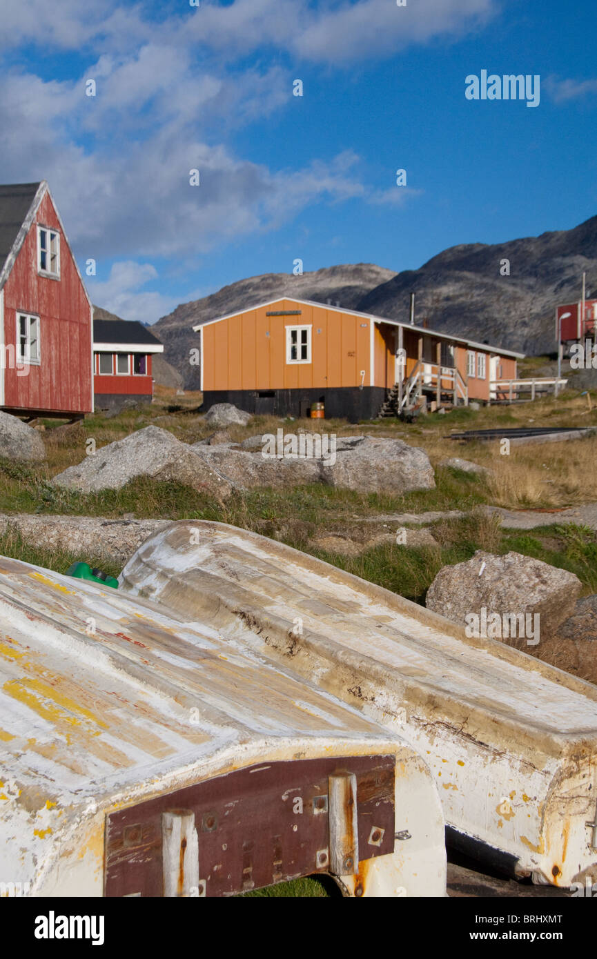 Le Groenland, Prince Christian Sound (aka Prins Christian Sund). Petit village de pêcheurs d'Augpilaqtoq à distance. Banque D'Images
