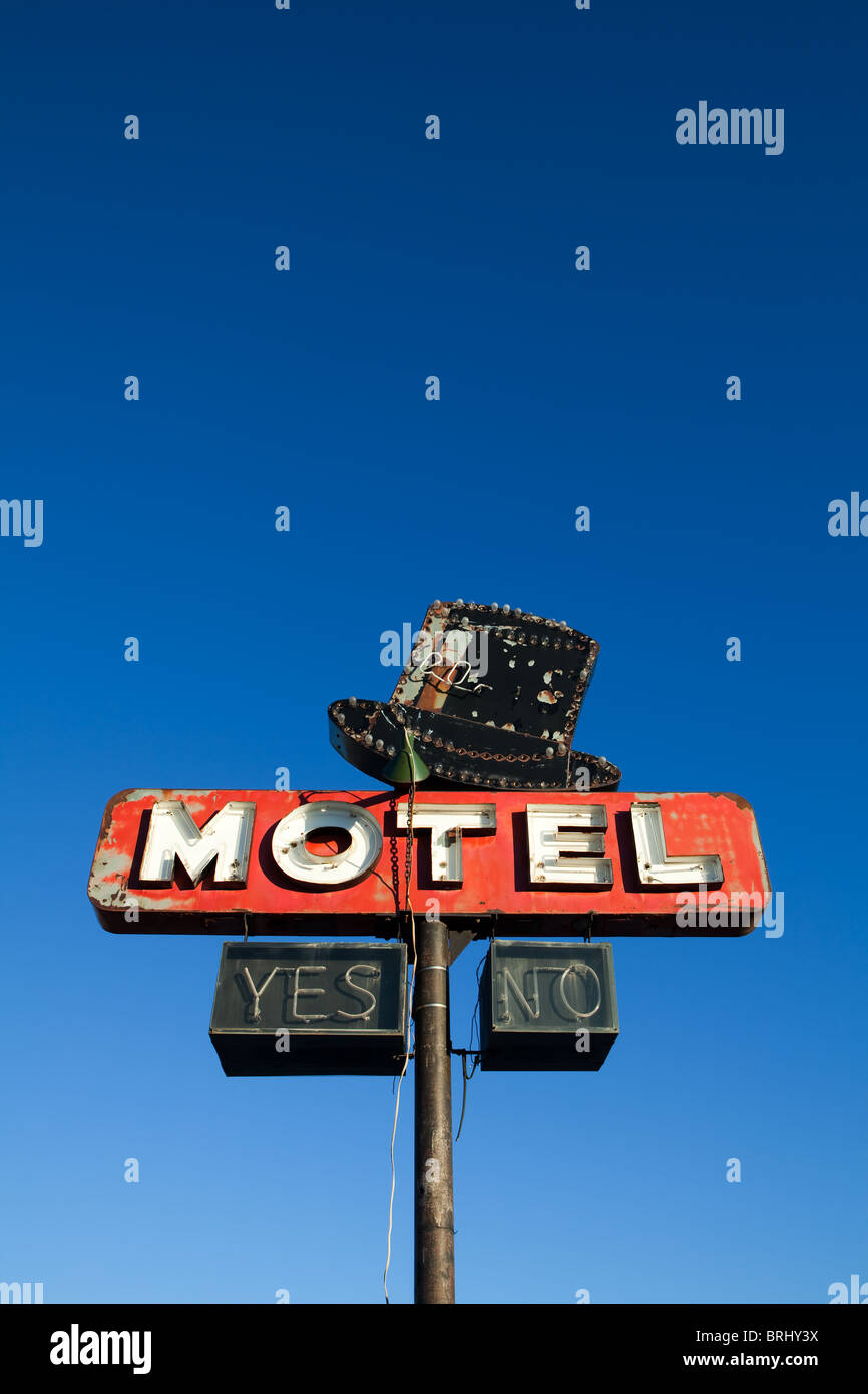 Motel sign retro style contre un ciel bleu clair - motel abandonné en milieu rural profond USA Banque D'Images