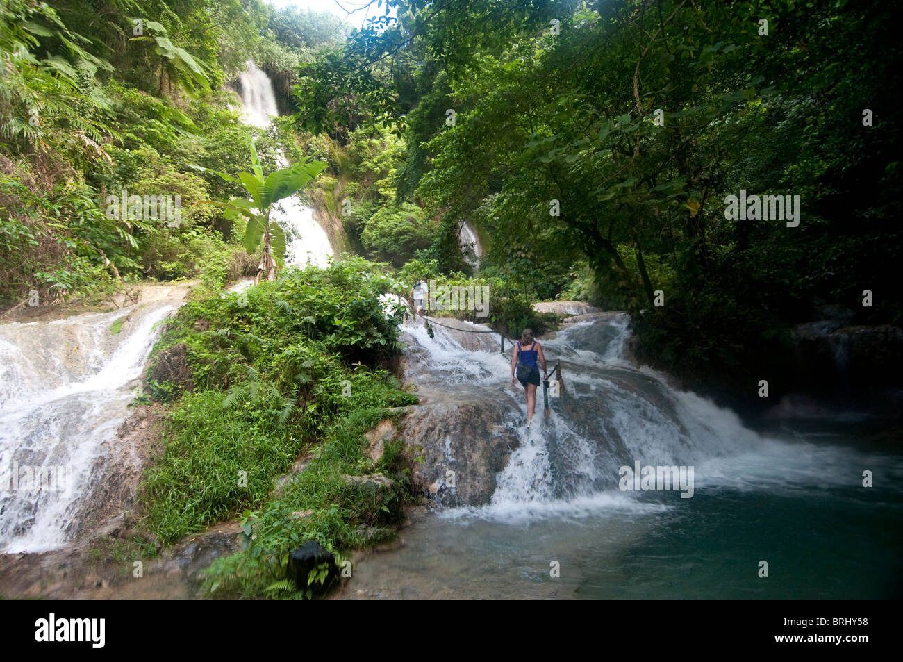 Mele-Maat cascades, piscine extérieure après d'eau cristalline, entourée par la forêt tropicale. Banque D'Images