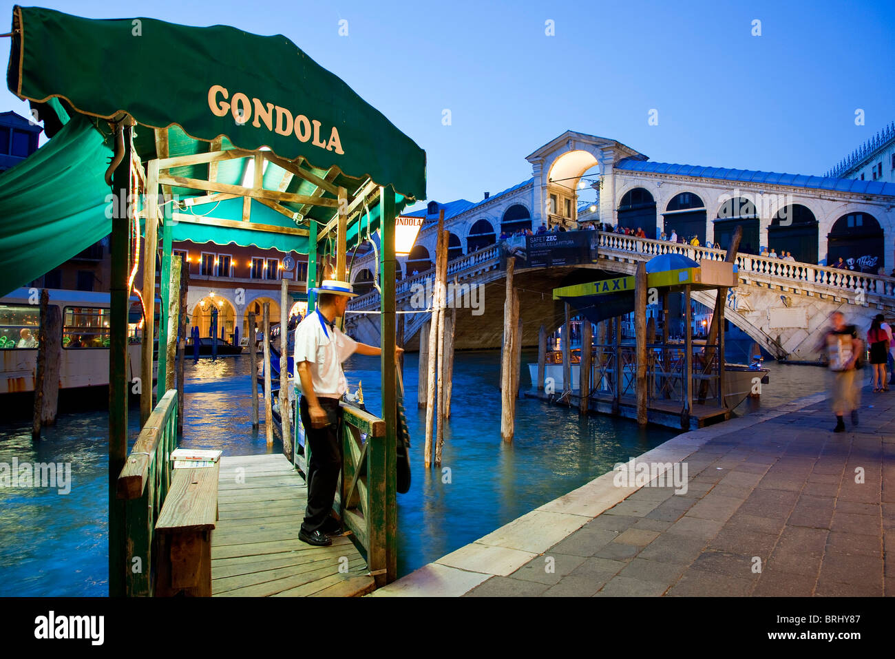 L'Europe, Italie, Vénétie, Venise, classé au Patrimoine Mondial par l'UNESCO, le Pont du Rialto, la nuit Banque D'Images