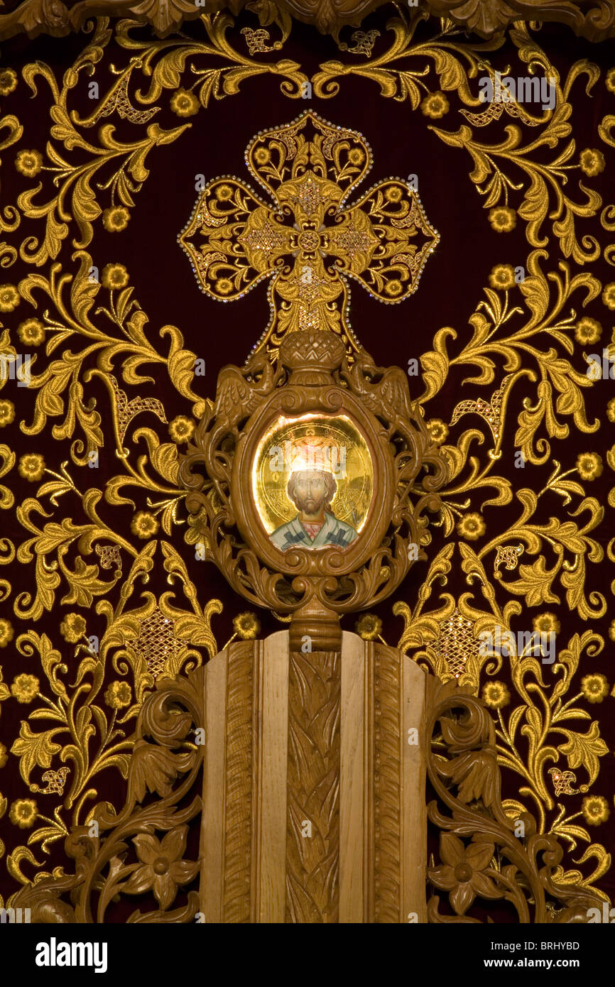 Jésus Christ dessin dans saint Temple porte d'entrée en bois détail du tissu rouge de fil d'or des modèles dans l'arrière de la sculpture Banque D'Images