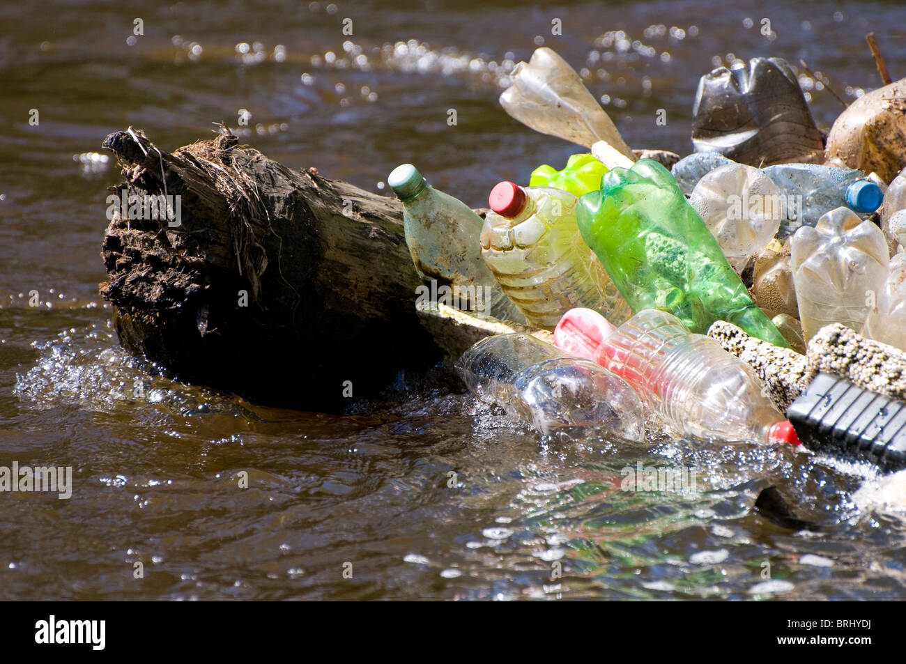 Dommages à déchets en plastique après une inondation de la rivière Banque D'Images