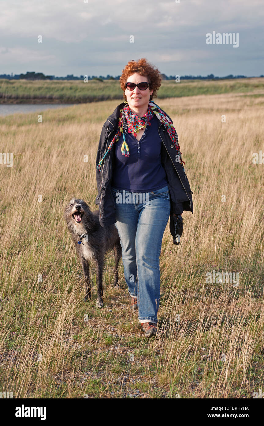Woman walking dog Banque D'Images
