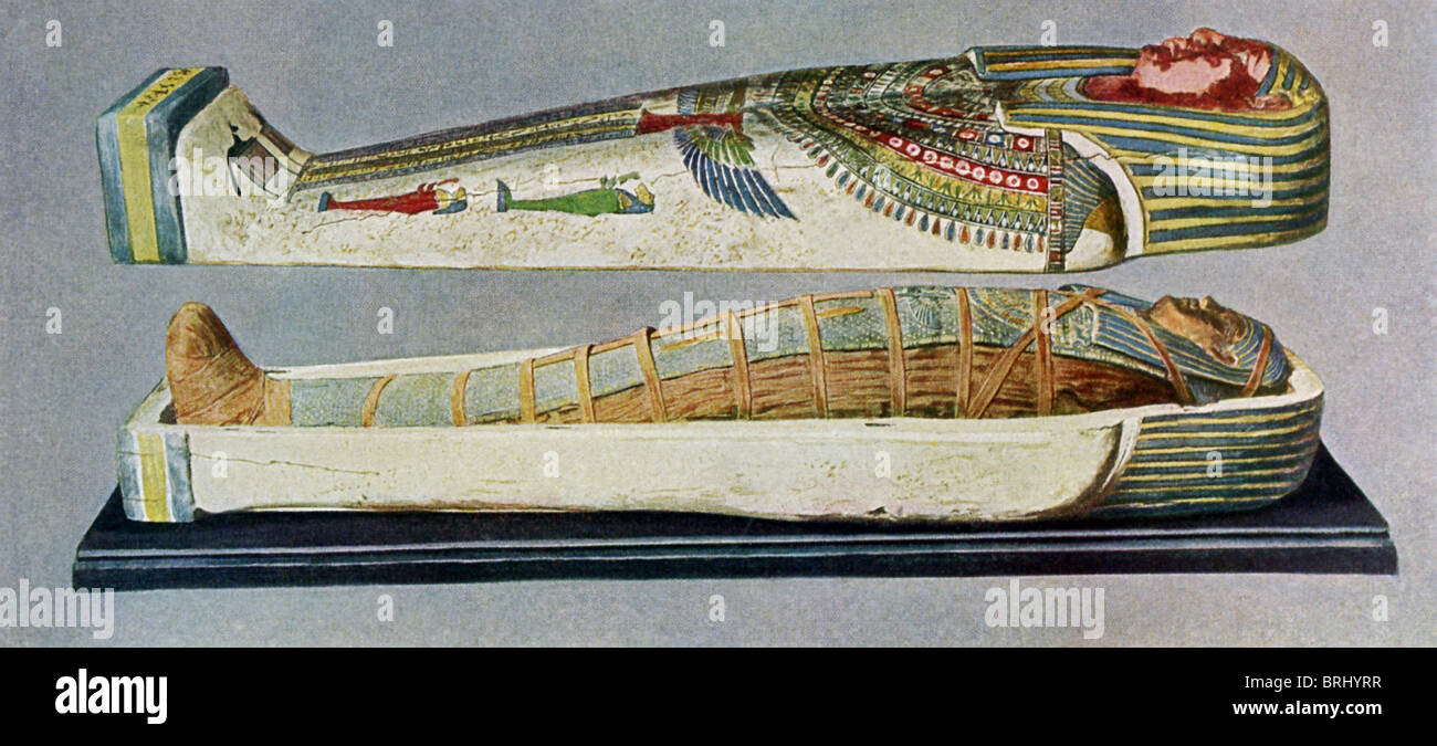 Le sarcophage est d'une femme de, très prisées à une date postérieure à la 20e dynastie. Le cercueil est soulevé le couvercle pour montrer maman enveloppé Banque D'Images