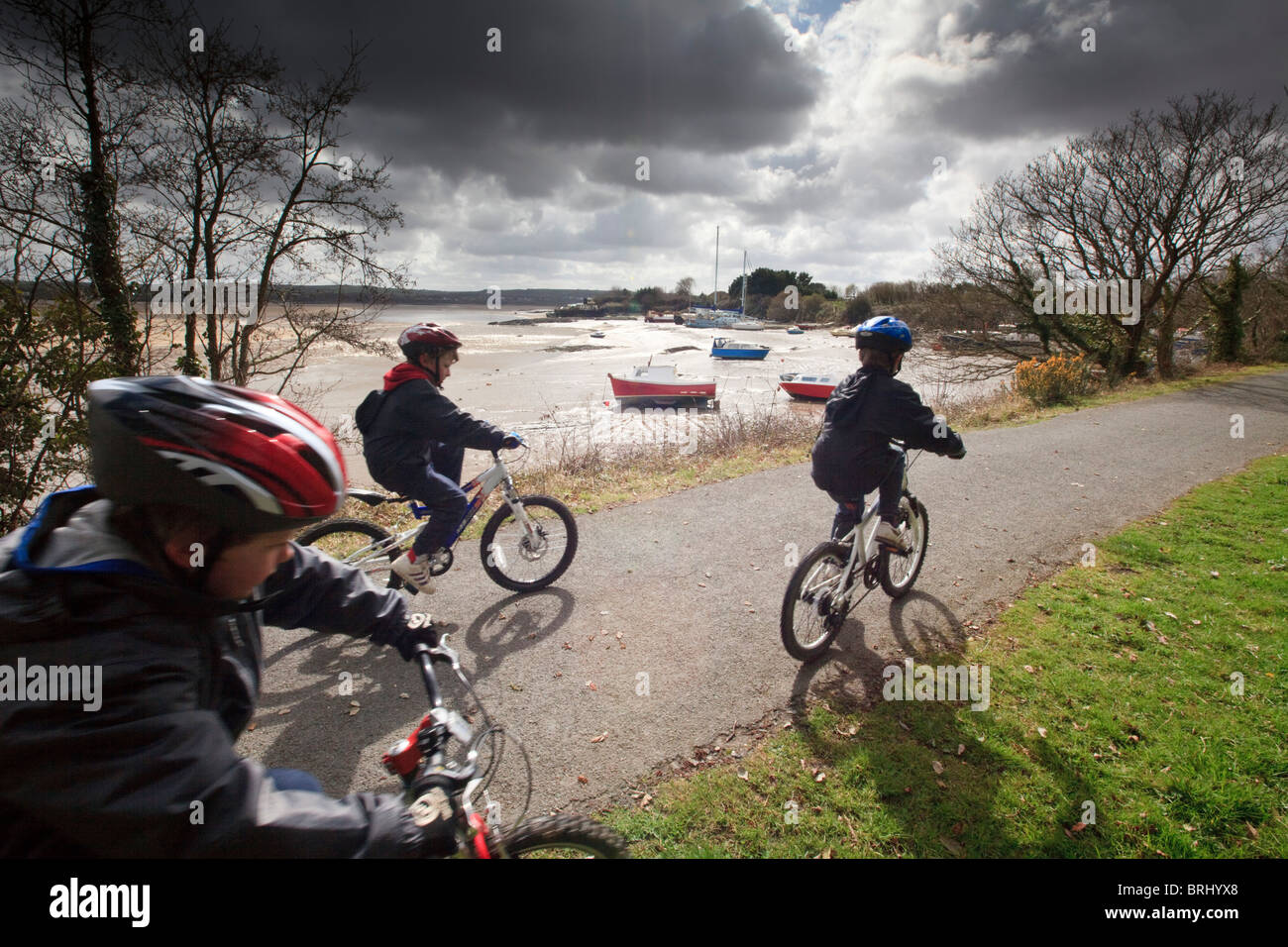 Les jeunes cyclistes sur le Tarka Trail National Cycle Route 27 à Ilfracombe, Devon, UK Banque D'Images