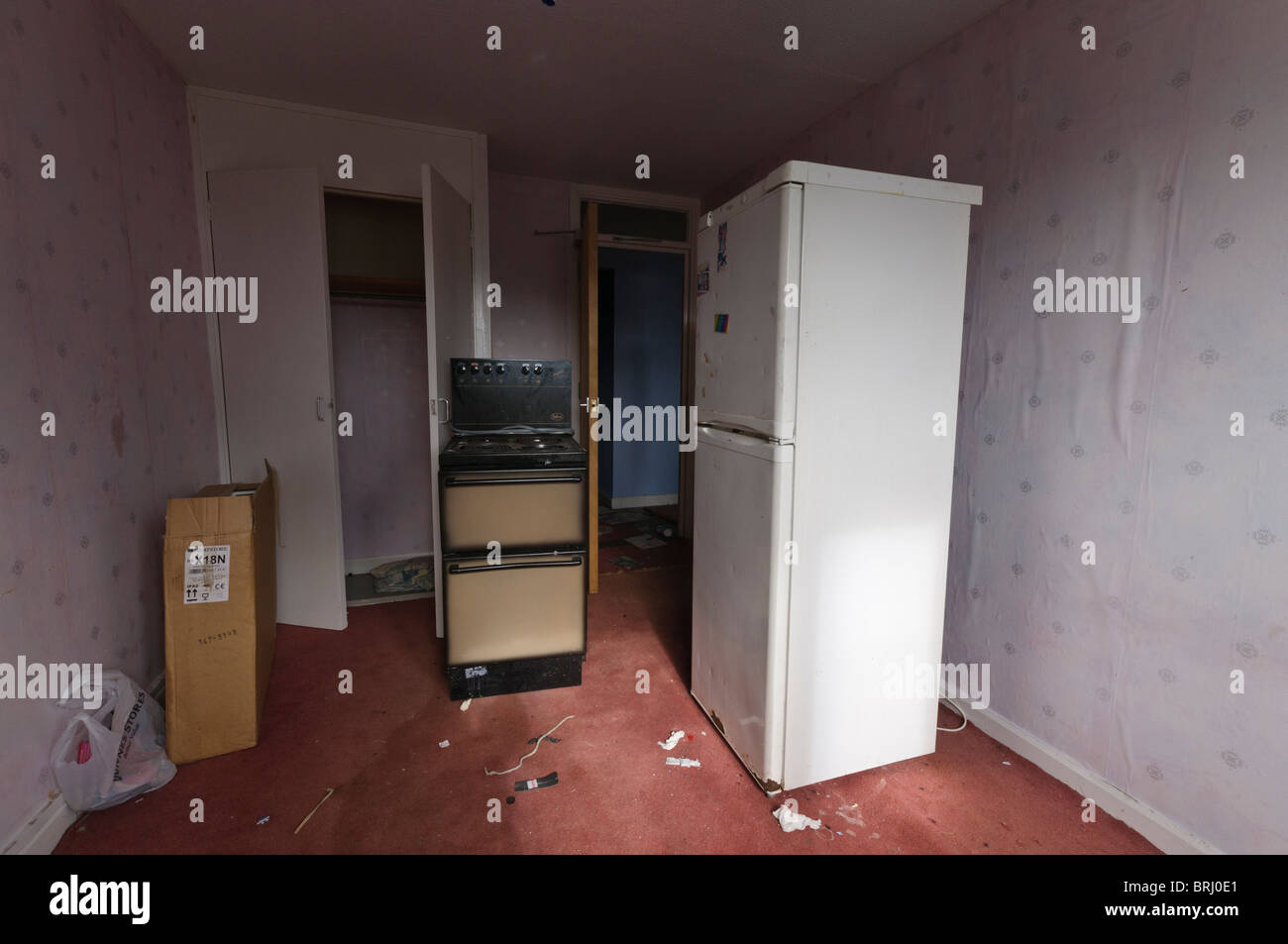 Cuisinière et réfrigérateur dans la chambre d'une télévision abandonnés Banque D'Images