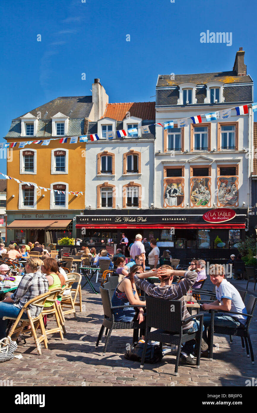 Les personnes bénéficiant de l'ensoleillement et de discuter à la terrasse d'un café à la place Dalton de Boulogne, France Banque D'Images