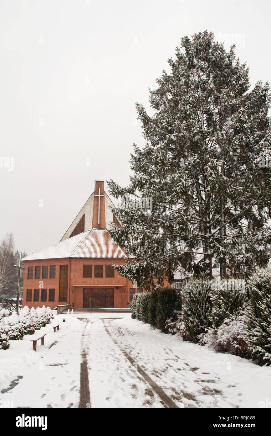 Église catholique en Ruciane Nida en hiver Banque D'Images