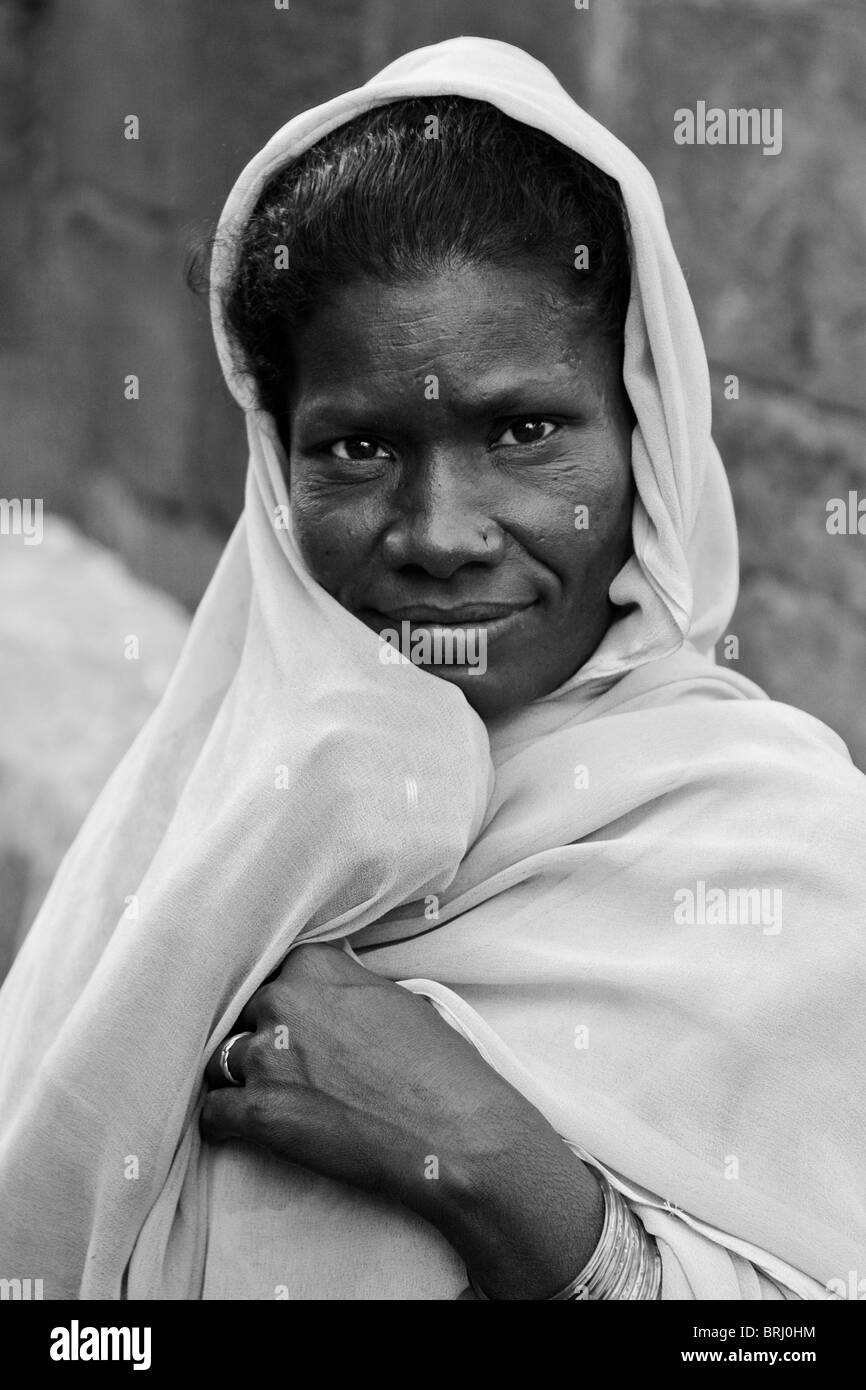 Femme indienne se couvre d'un voile, Ahmedabad, Gujarat, Inde. Noir et blanc. Banque D'Images