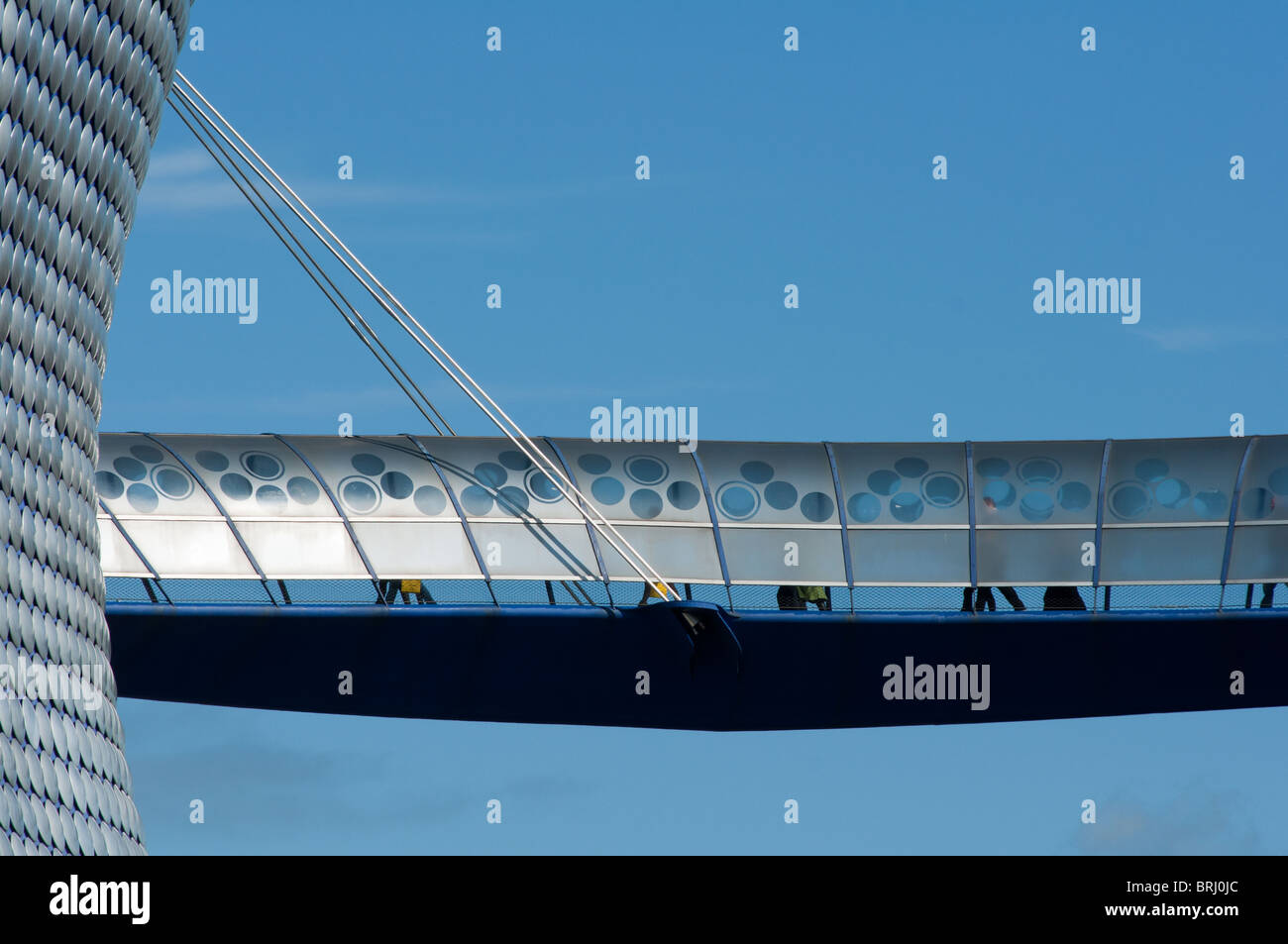 Passerelle moderne entre le bâtiment Selfridges et parking dans le centre-ville de Birmingham, UK Banque D'Images