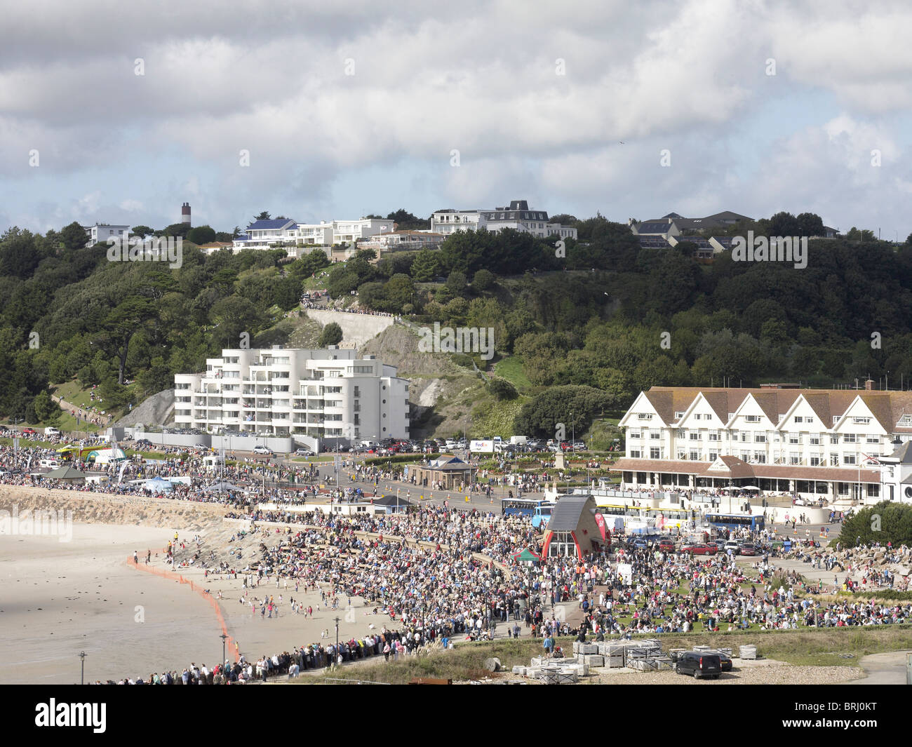 Foule de gens sur la plage de Jersey Banque D'Images