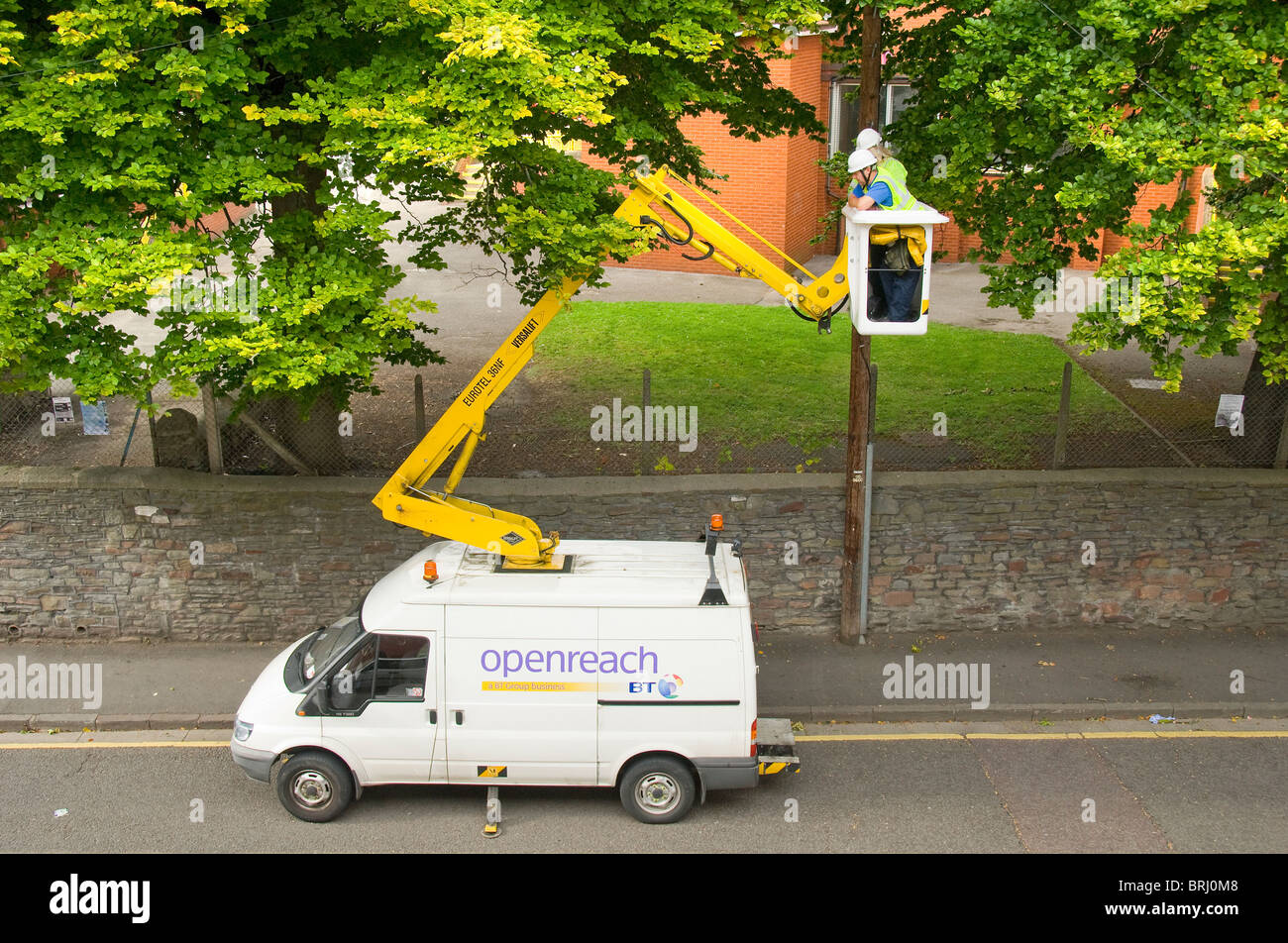 Les ingénieurs de la plate-forme de l'élévateur en BT, la réparation de la ligne téléphonique, Bristol, England, UK Banque D'Images