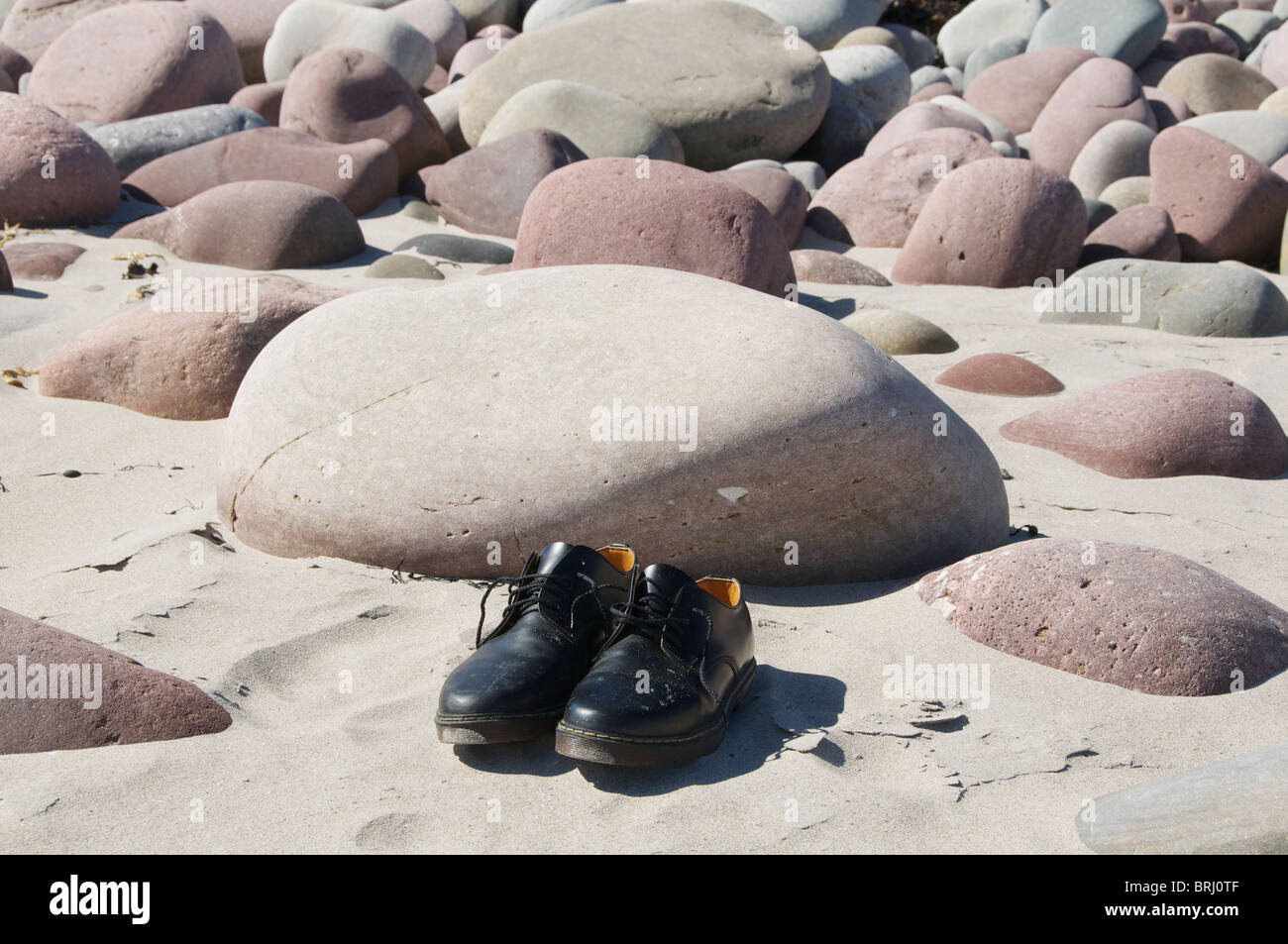 Une paire de chaussures à gauche sur la plage pendant que leurs propriétaires nager, Mulranny, Comté de Mayo, Irlande Banque D'Images