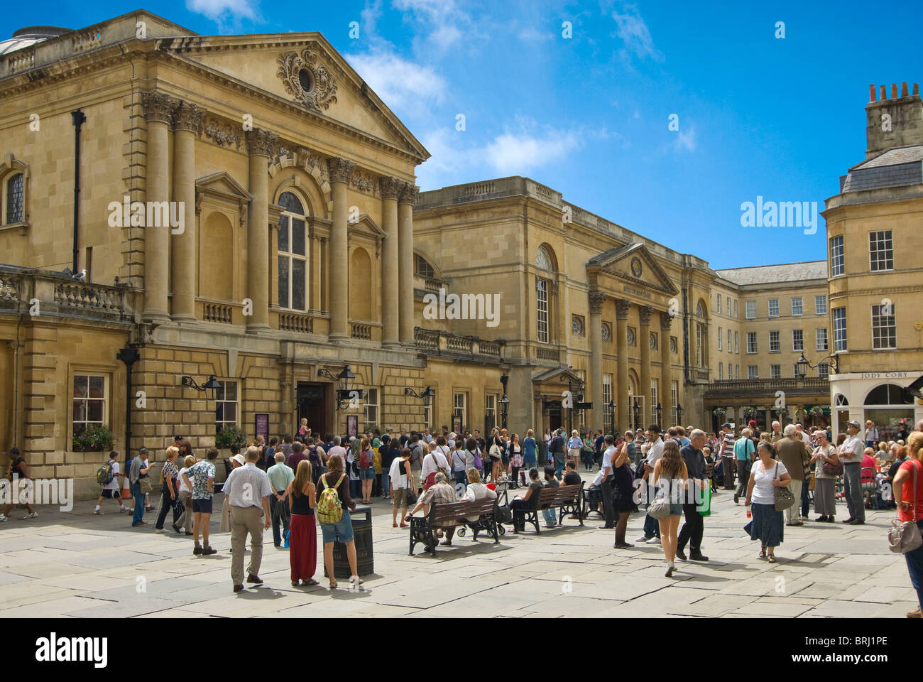 Grand angle horizontal de foules de touristes et personnes marchant par séance et par les Thermes romains historiques dans le centre-ville de Bath Banque D'Images