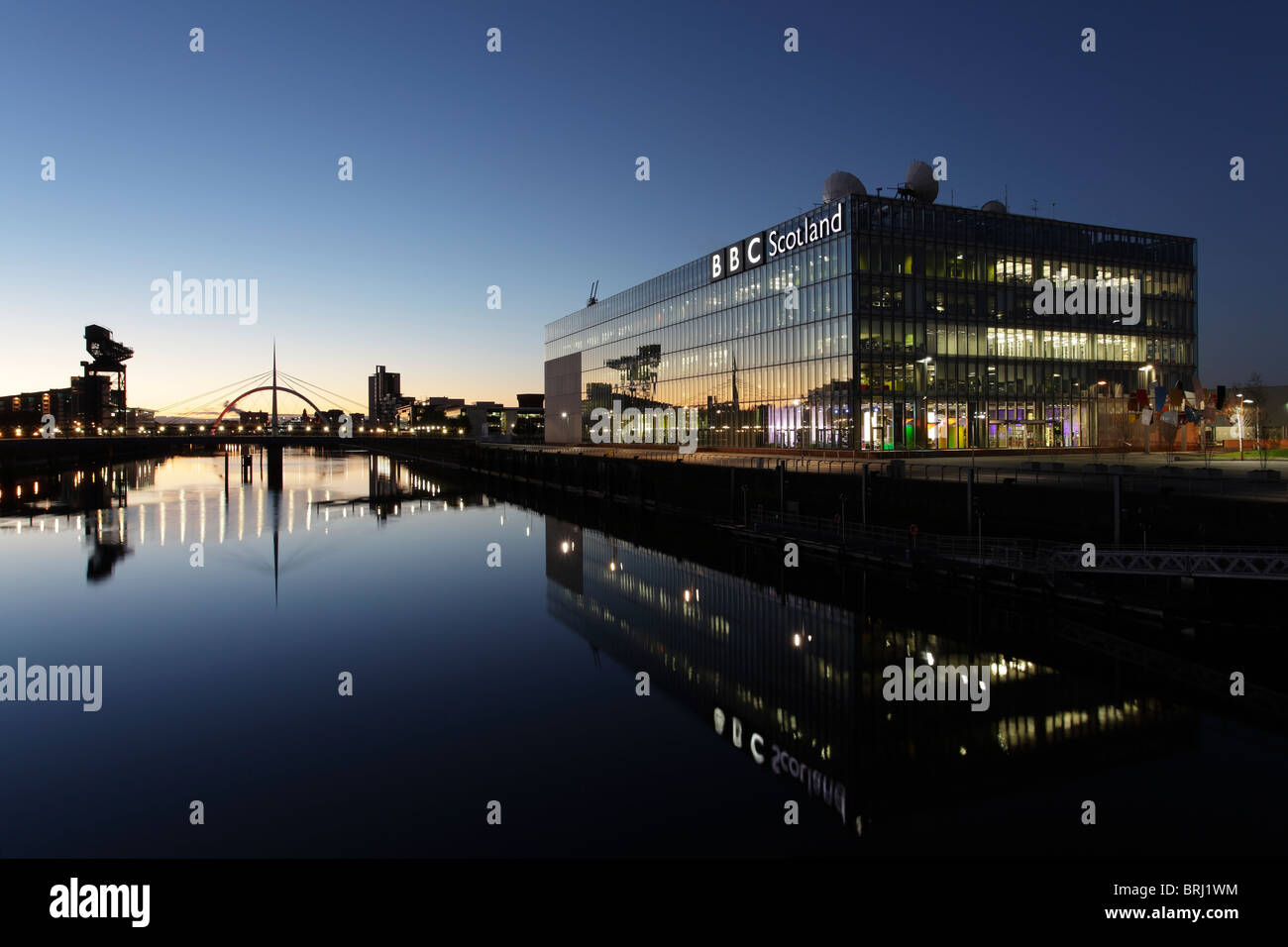 À l'Est le long de la rivière Clyde au lever du soleil à Glasgow, Écosse, Royaume-Uni Banque D'Images