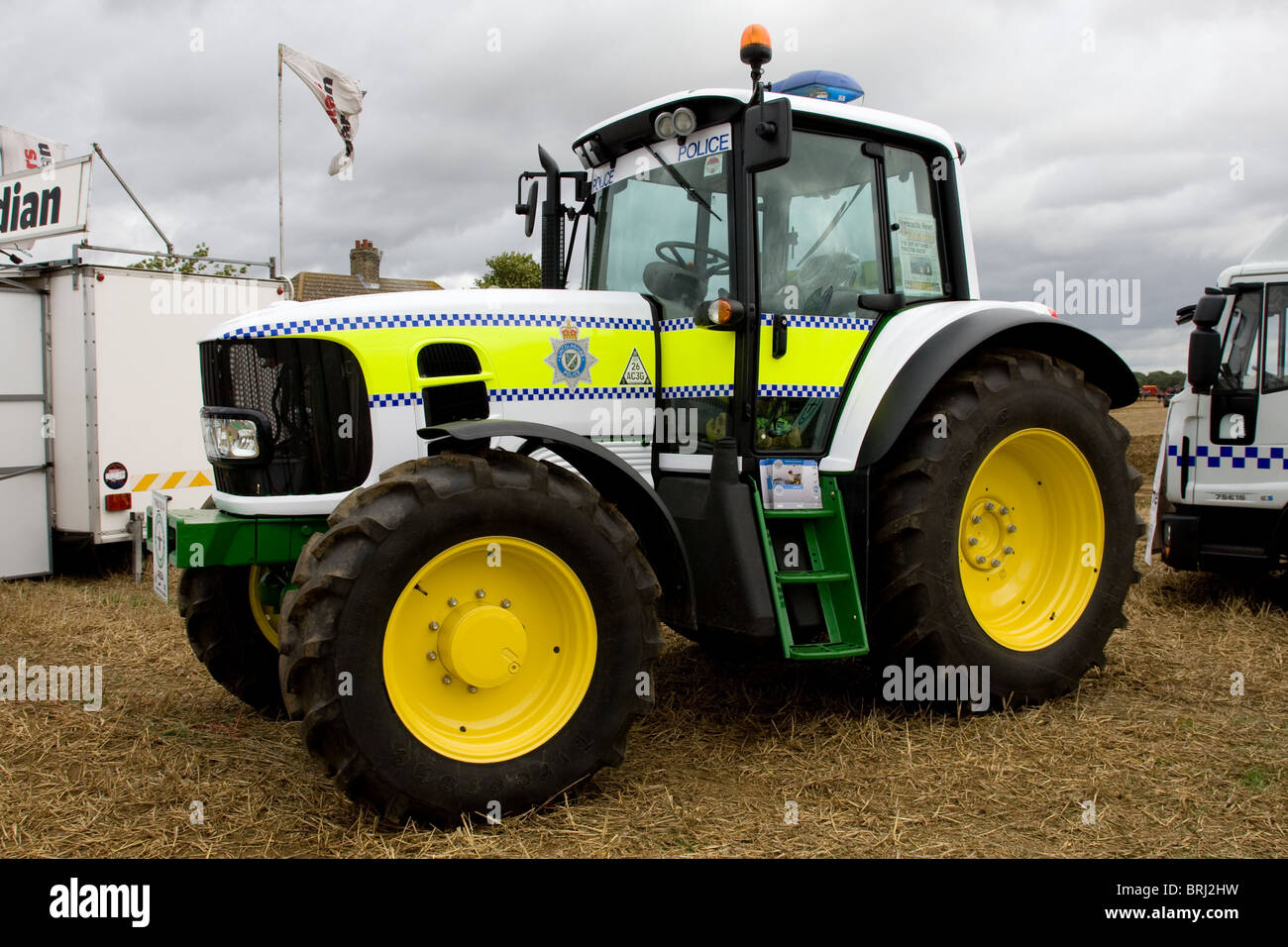 La Police du Lincolnshire tracteur John Deere peint en couleurs et la police utilisée pour promouvoir la sensibilisation de la criminalité à la ferme Banque D'Images