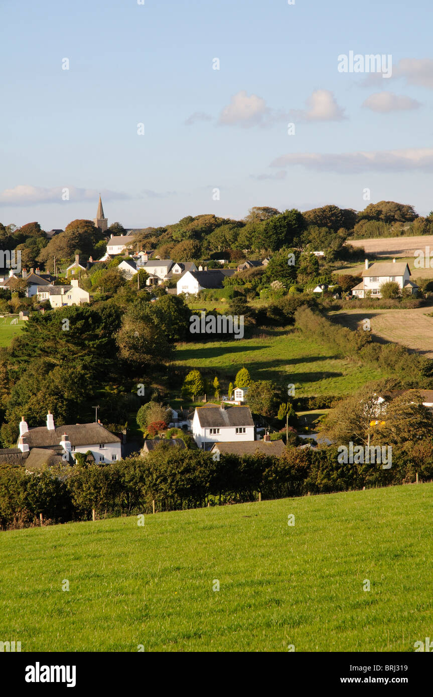 Petit village de Bigbury situé sur une colline dans le sud du Devon England UK Banque D'Images