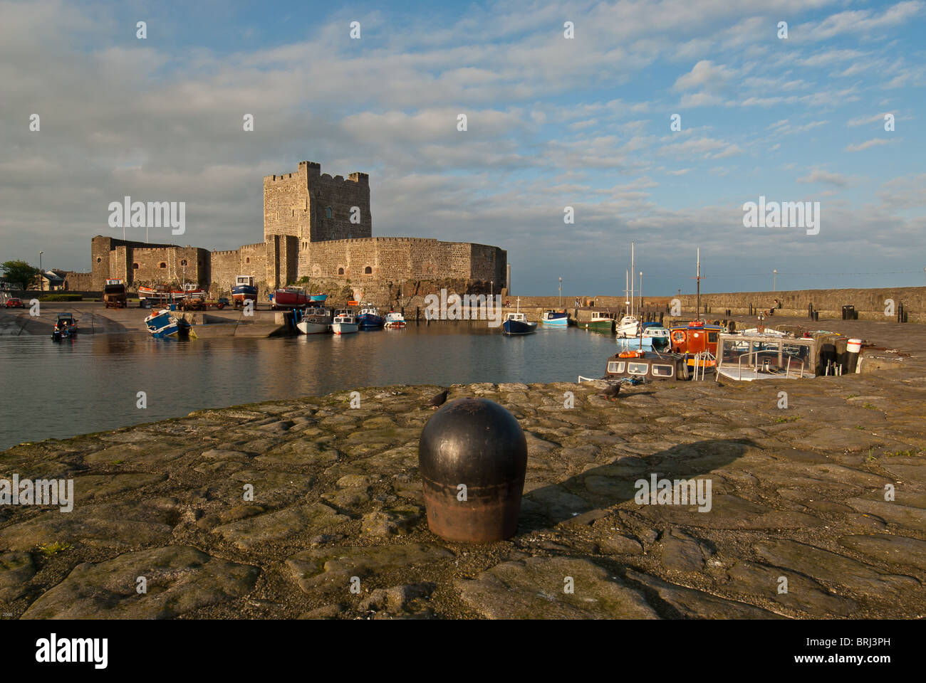 Carrickfergus Castle et le port. Banque D'Images