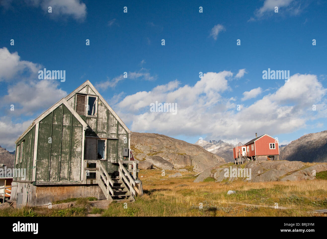 Le Groenland, Prince Christian Sound (aka Prins Christian Sund). Petit village de pêcheurs d'Augpilaqtoq à distance. Banque D'Images