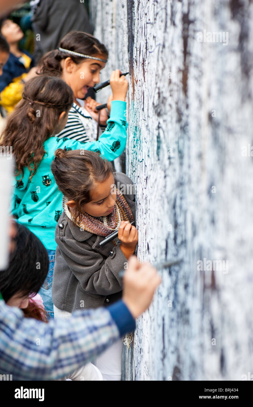 Les enfants jouent pendant le Japon festival au Marché de Spitalfields, Londres, Royaume-Uni Banque D'Images