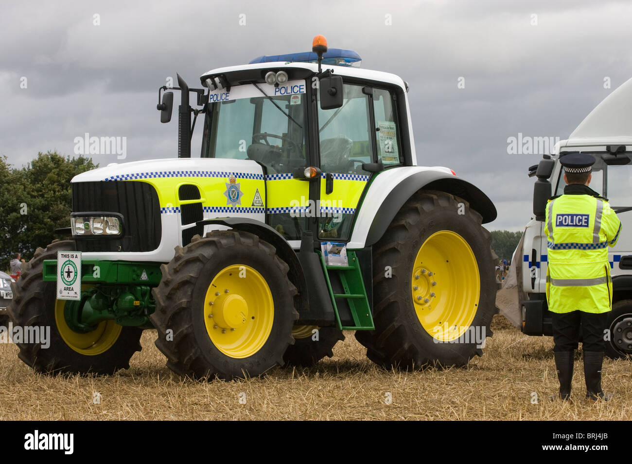 La Police du Lincolnshire tracteur John Deere peint en couleurs et la police utilisée pour promouvoir la sensibilisation de la criminalité à la ferme Banque D'Images