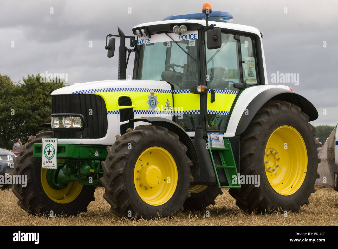 La Police du Lincolnshire tracteur John Deere peint en couleurs et la police utilisée pour promouvoir la sensibilisation de la criminalité à la ferme Banque D'Images